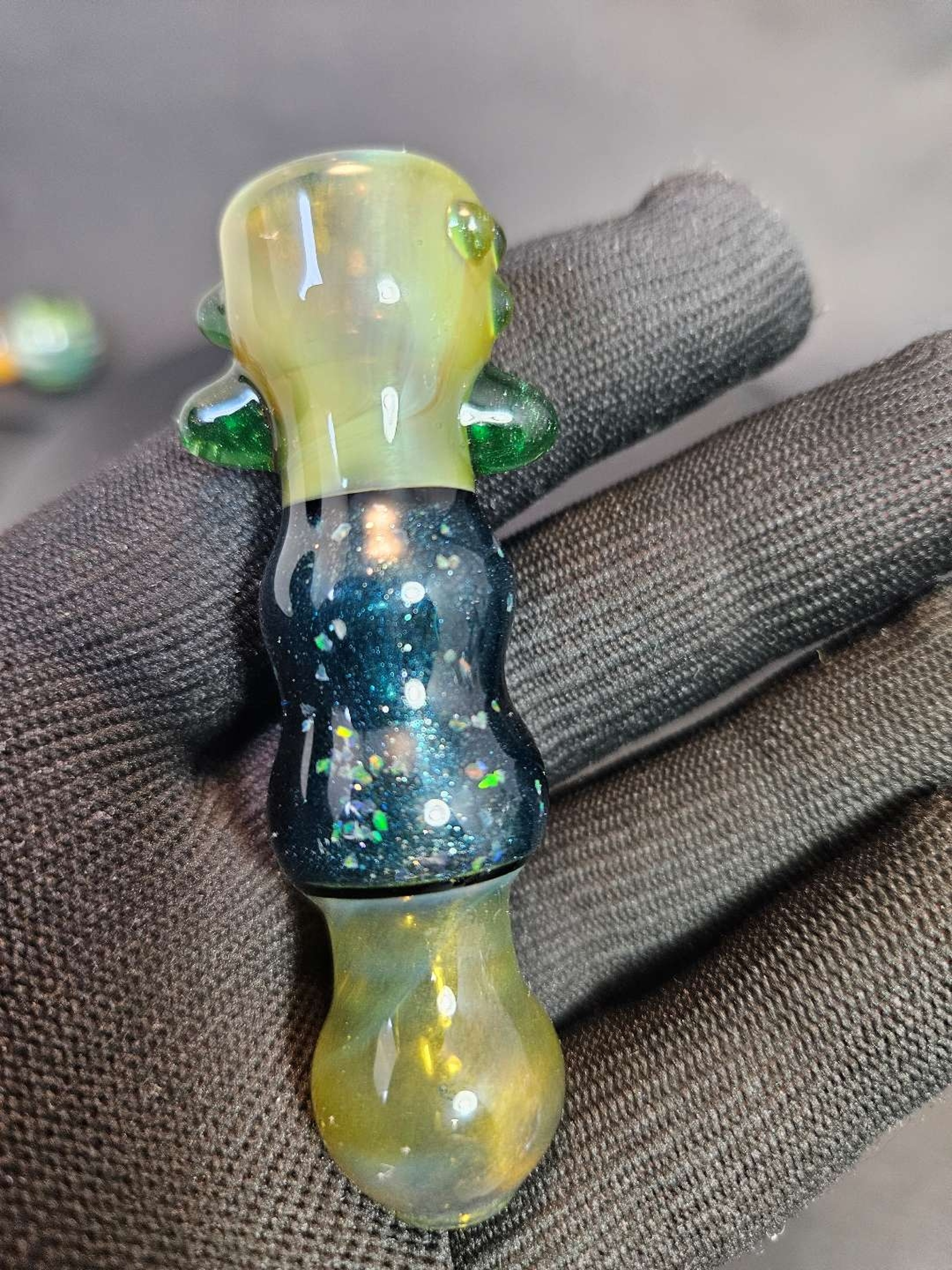 Preview pic of Crushed opal accent chillumn