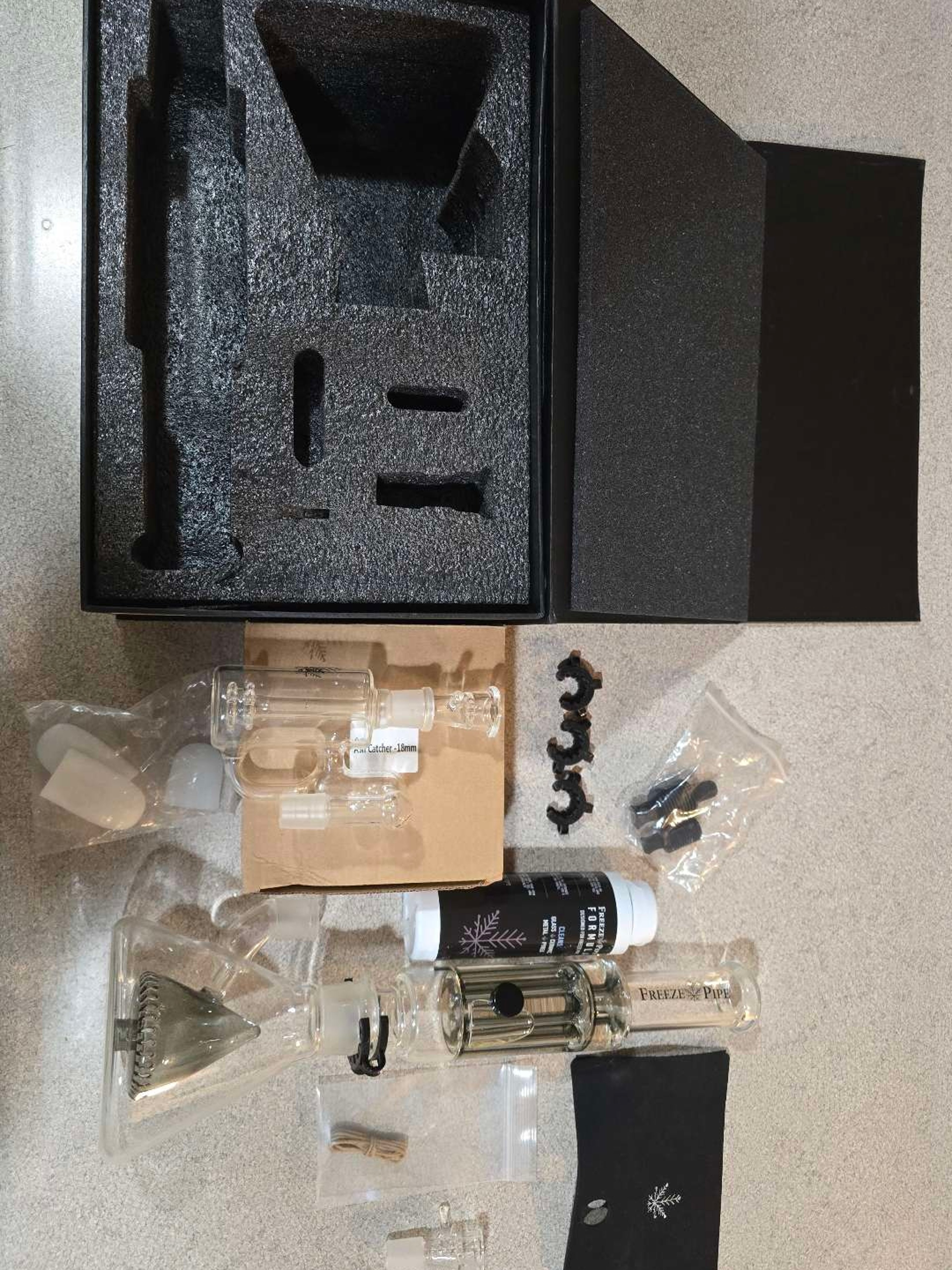 Freeze Pipe Bong Pro Flower Kit and Cleaning Kit image 0