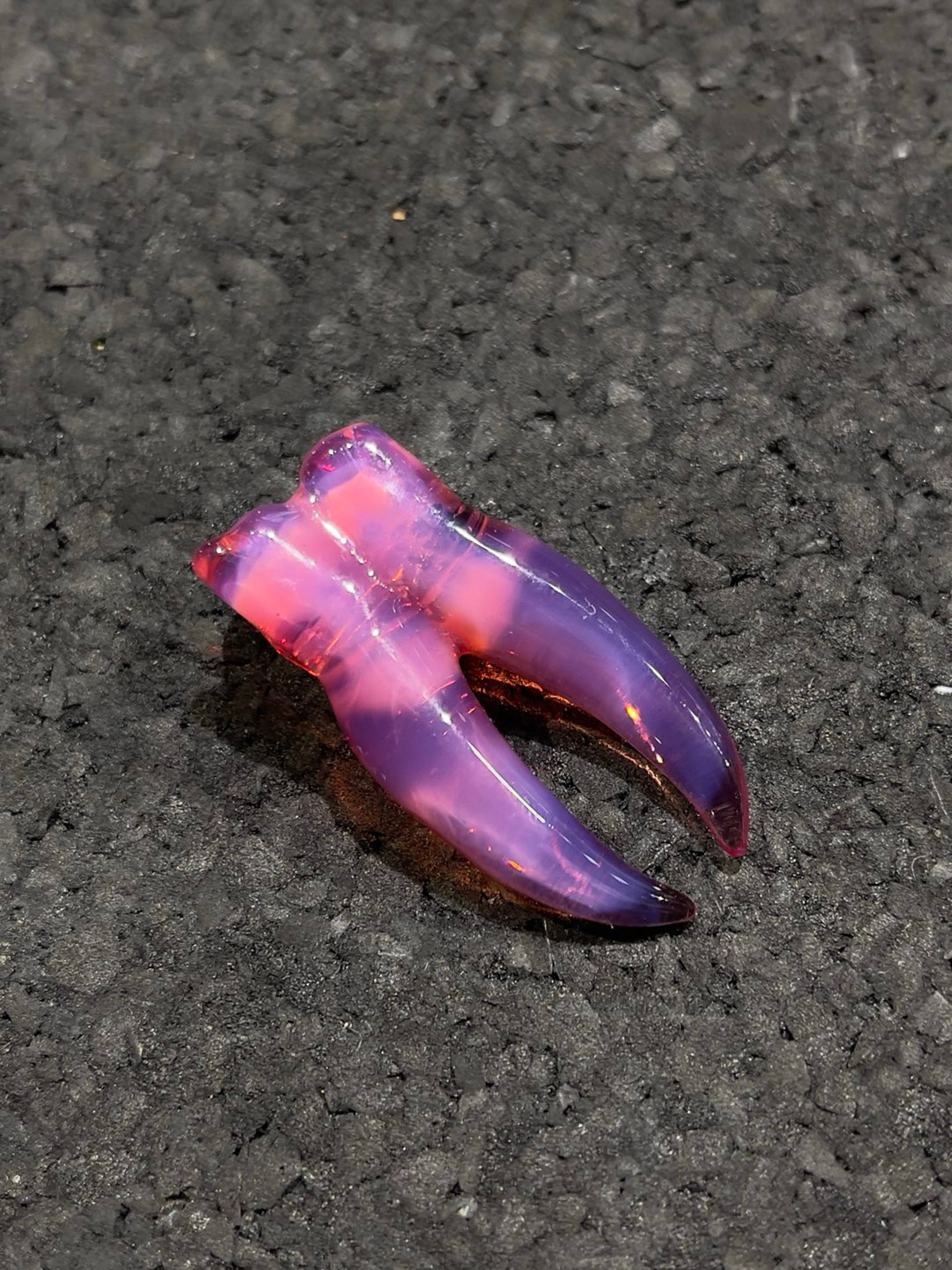 Preview pic of Grime Glass Tooth Pendy