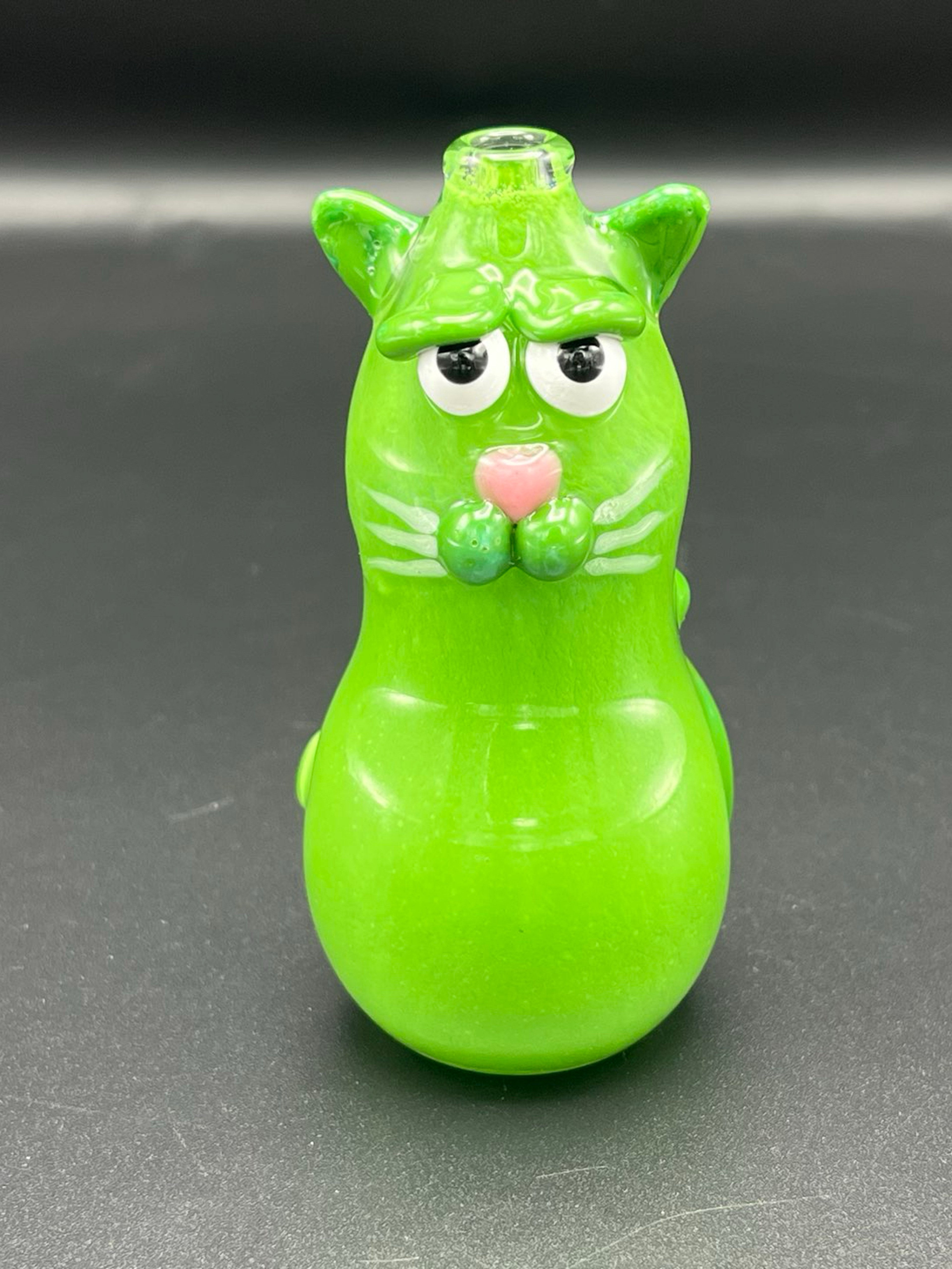Jade standing cat pipe. image 0