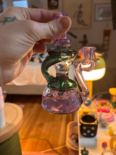 Preview pic of CFL purple to grey color changing dab rig.