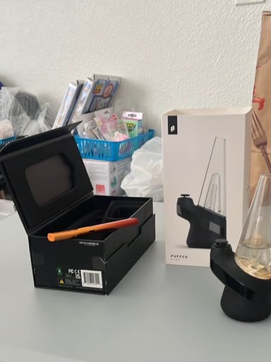 Preview pic of Puffco Peak with knife