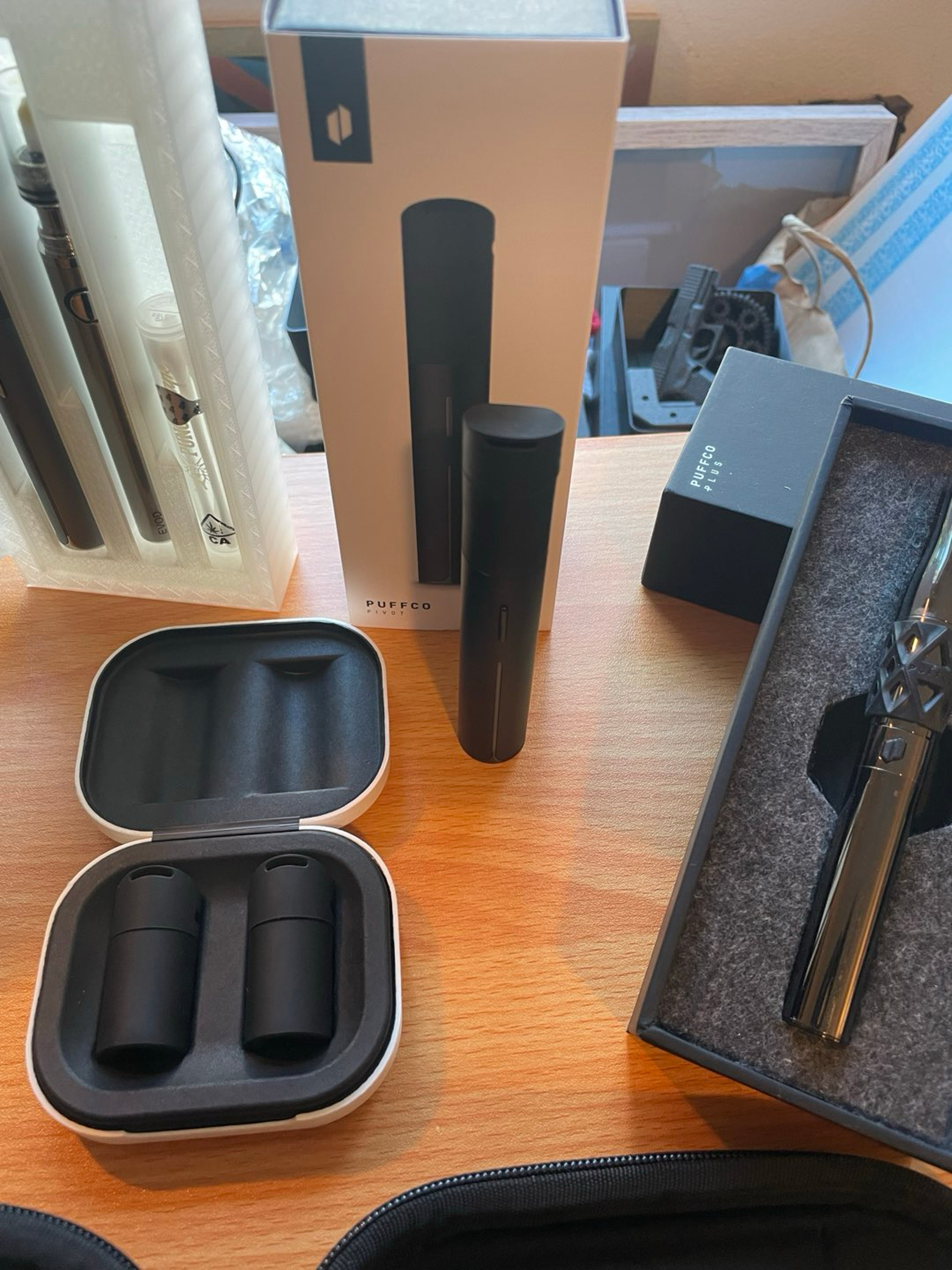 Preview pic of Black puffco pivot with 2 extra chambers