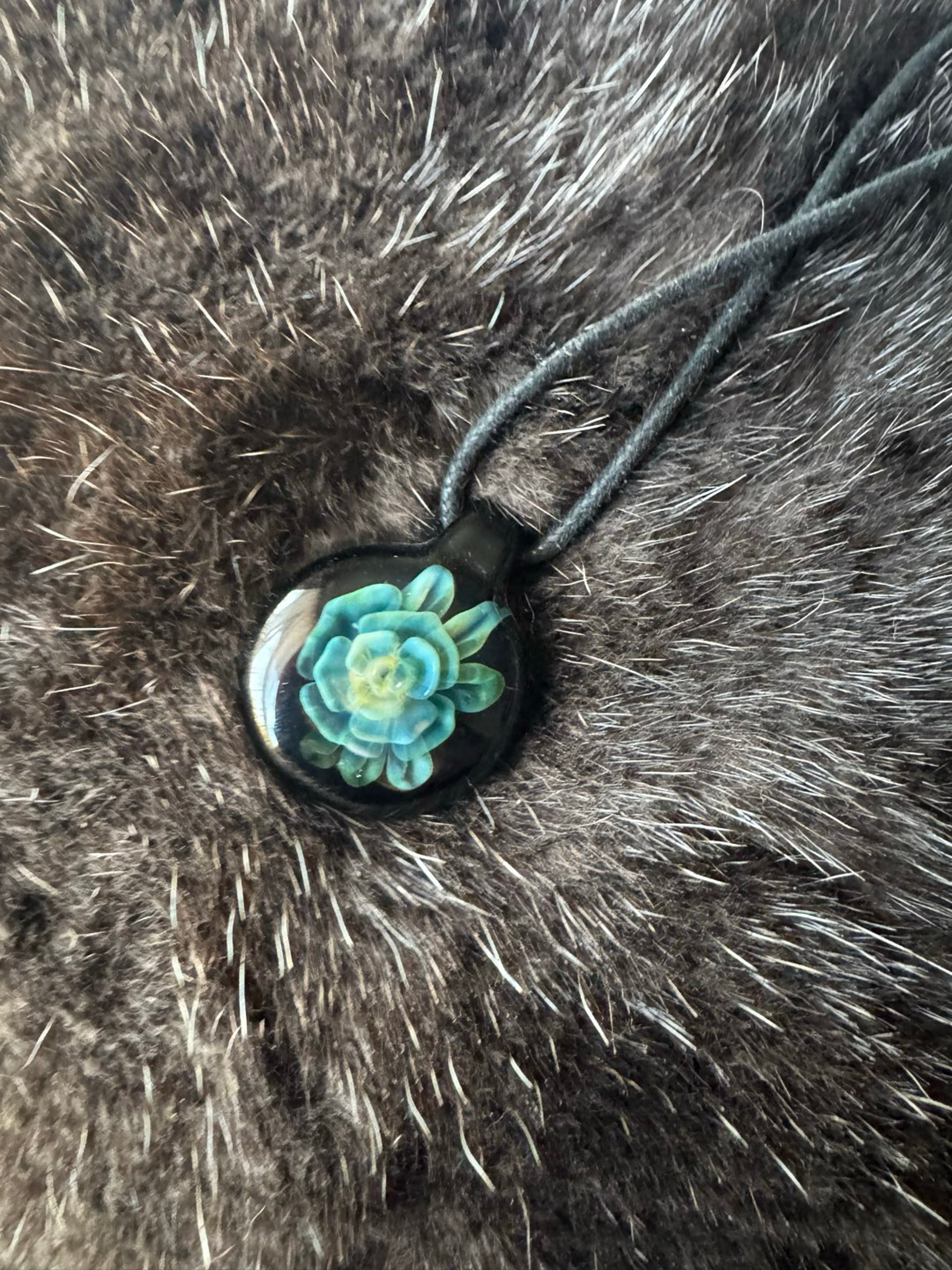 Preview pic of Fume rose pendy