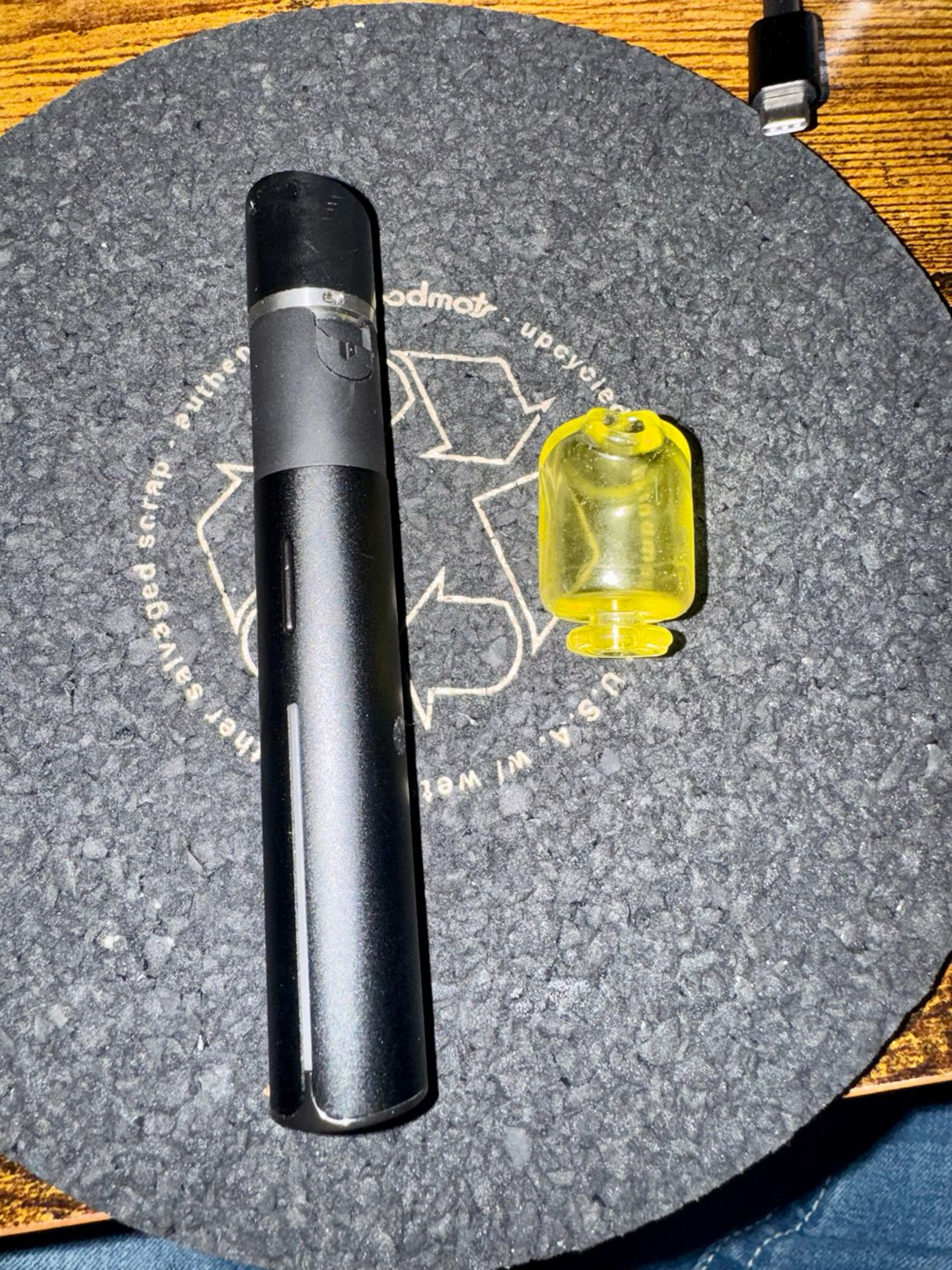 Preview pic of Puffco pivot and yellow Kizmit top