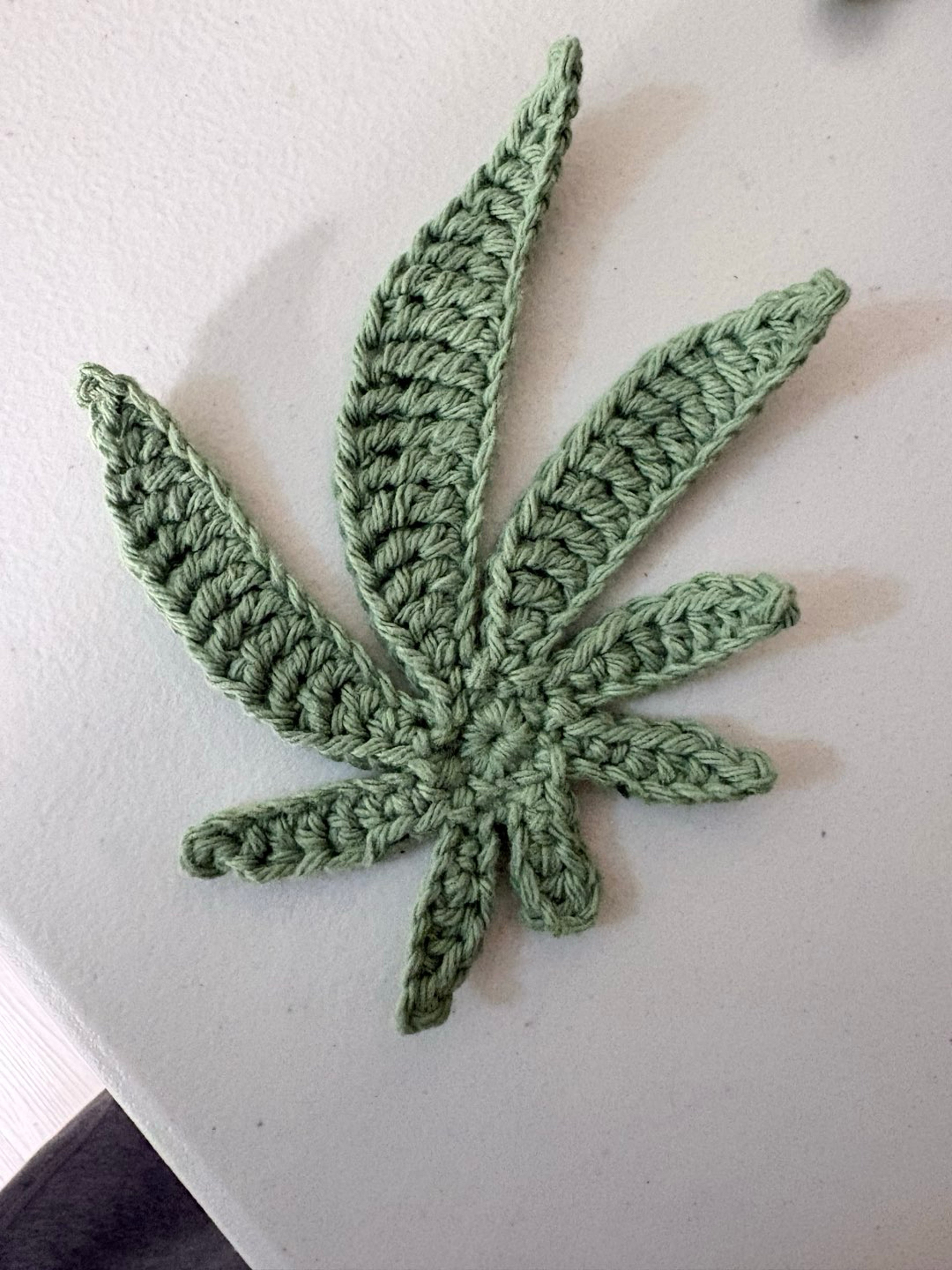 Preview pic of Crocheted leaf appliqué