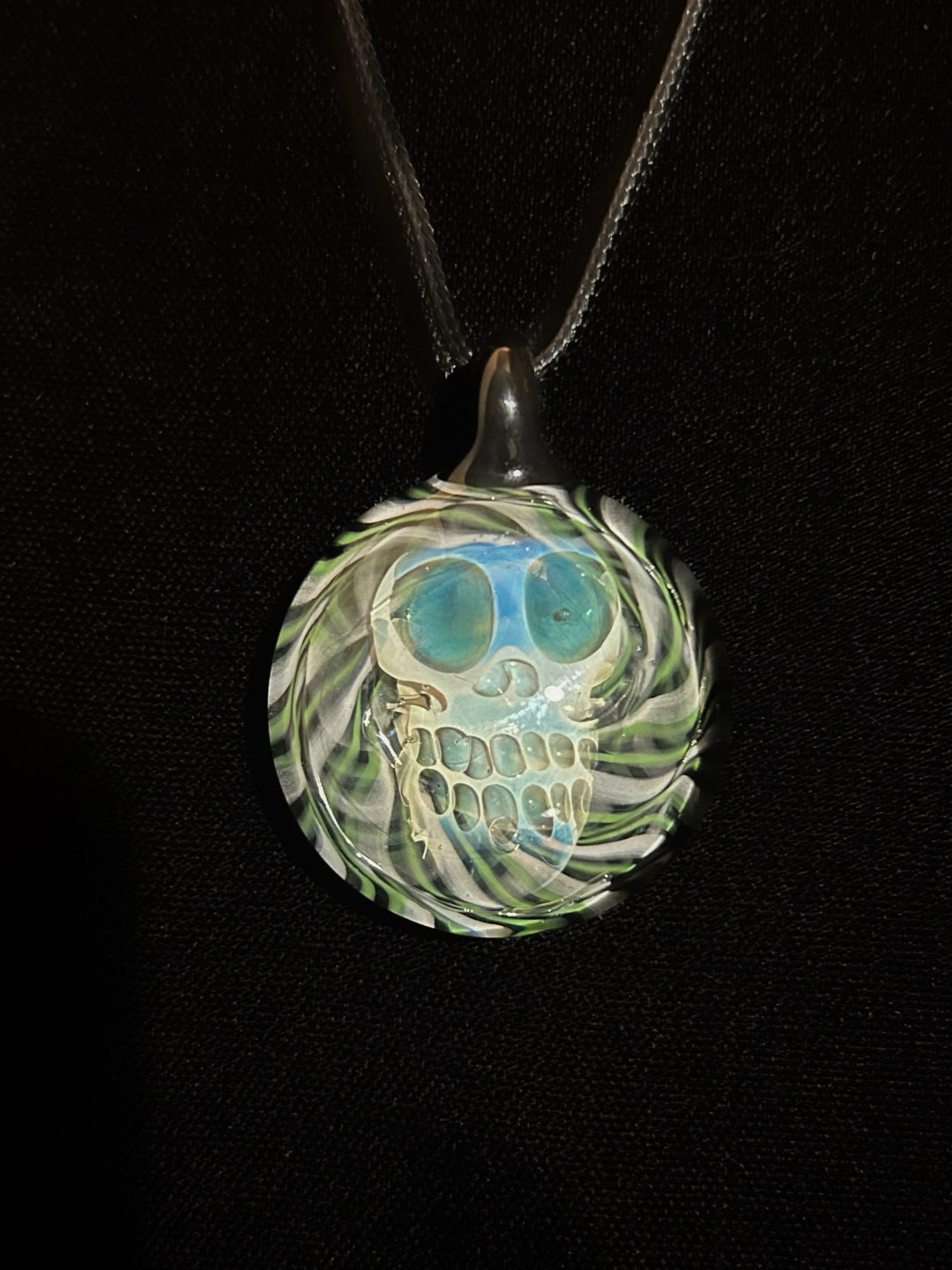 Skull pendant image 0