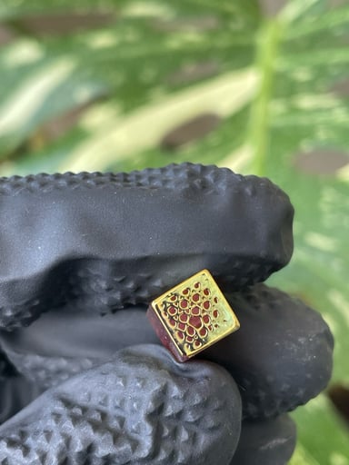 Preview pic of Medium size gold square glass filter tip