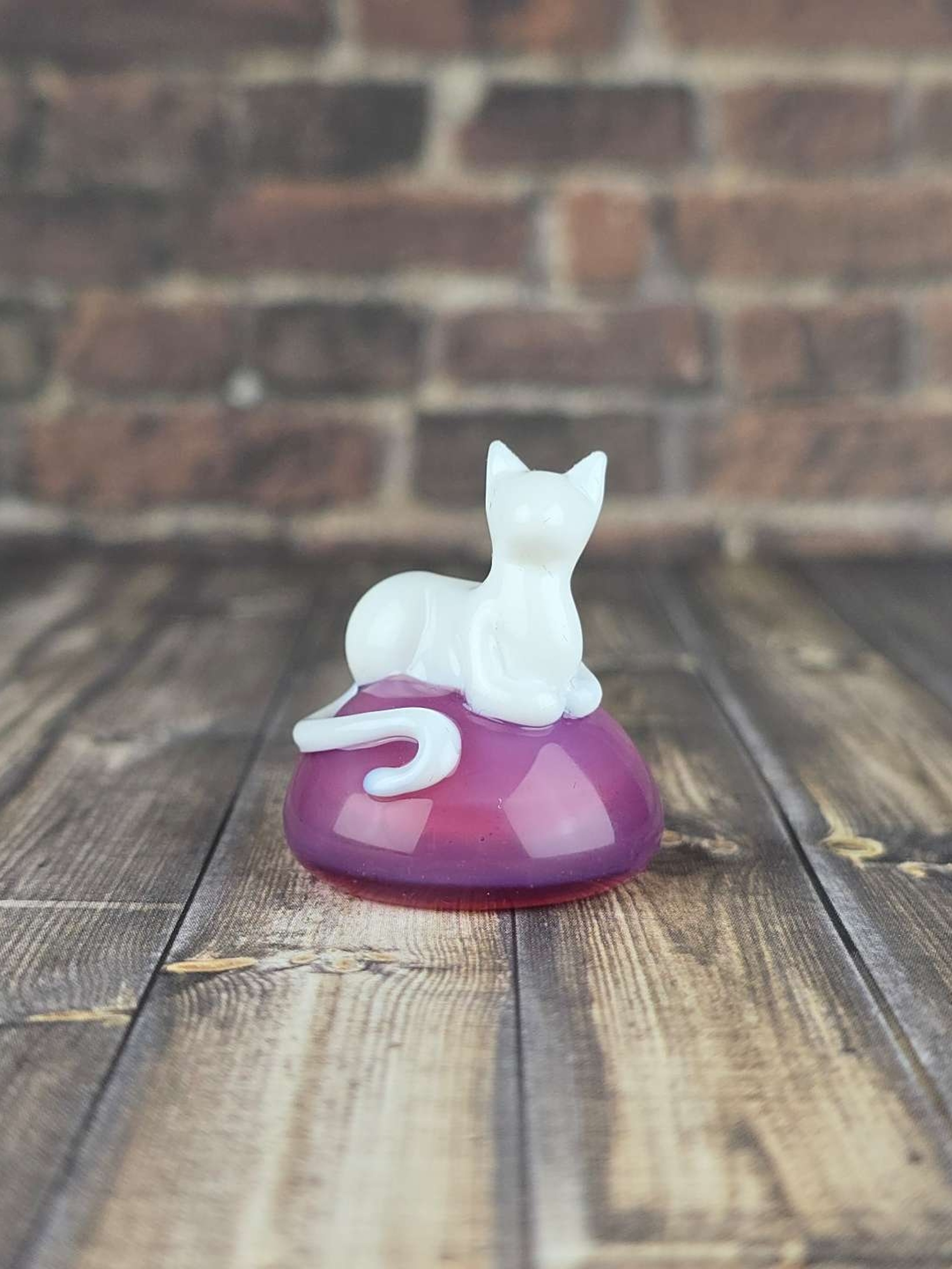 Preview pic of Lotus White Kitty Loaf