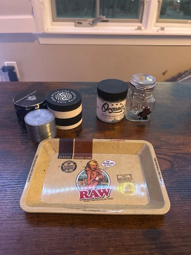 Preview pic of Complete Rolling Kit – RAW Tray, 3 Grinders, 2 Stash Jars Bundle