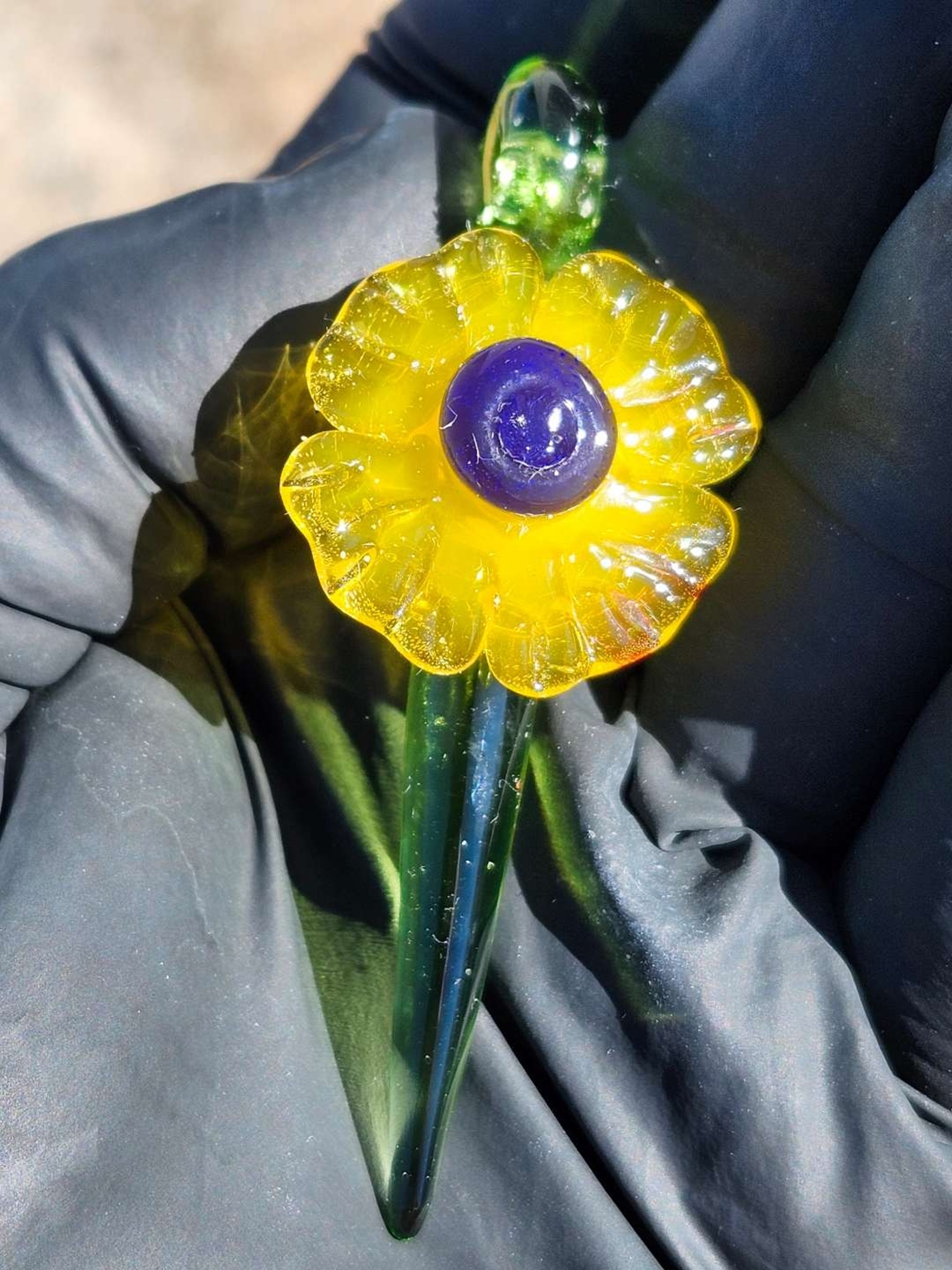 Preview pic of TOBY GLASS FLOWER PENDANT/DABBER
