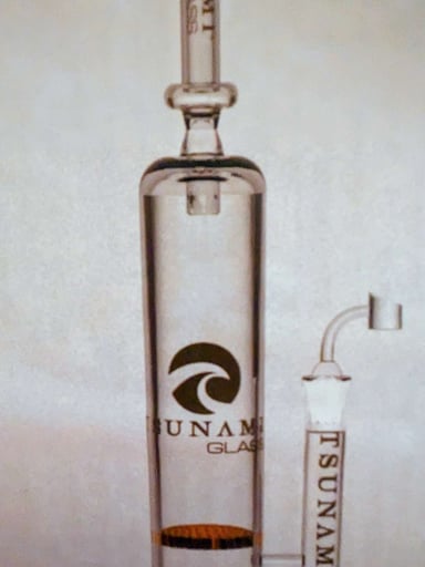 Preview pic of Tsunami rig with crystal quartz banger