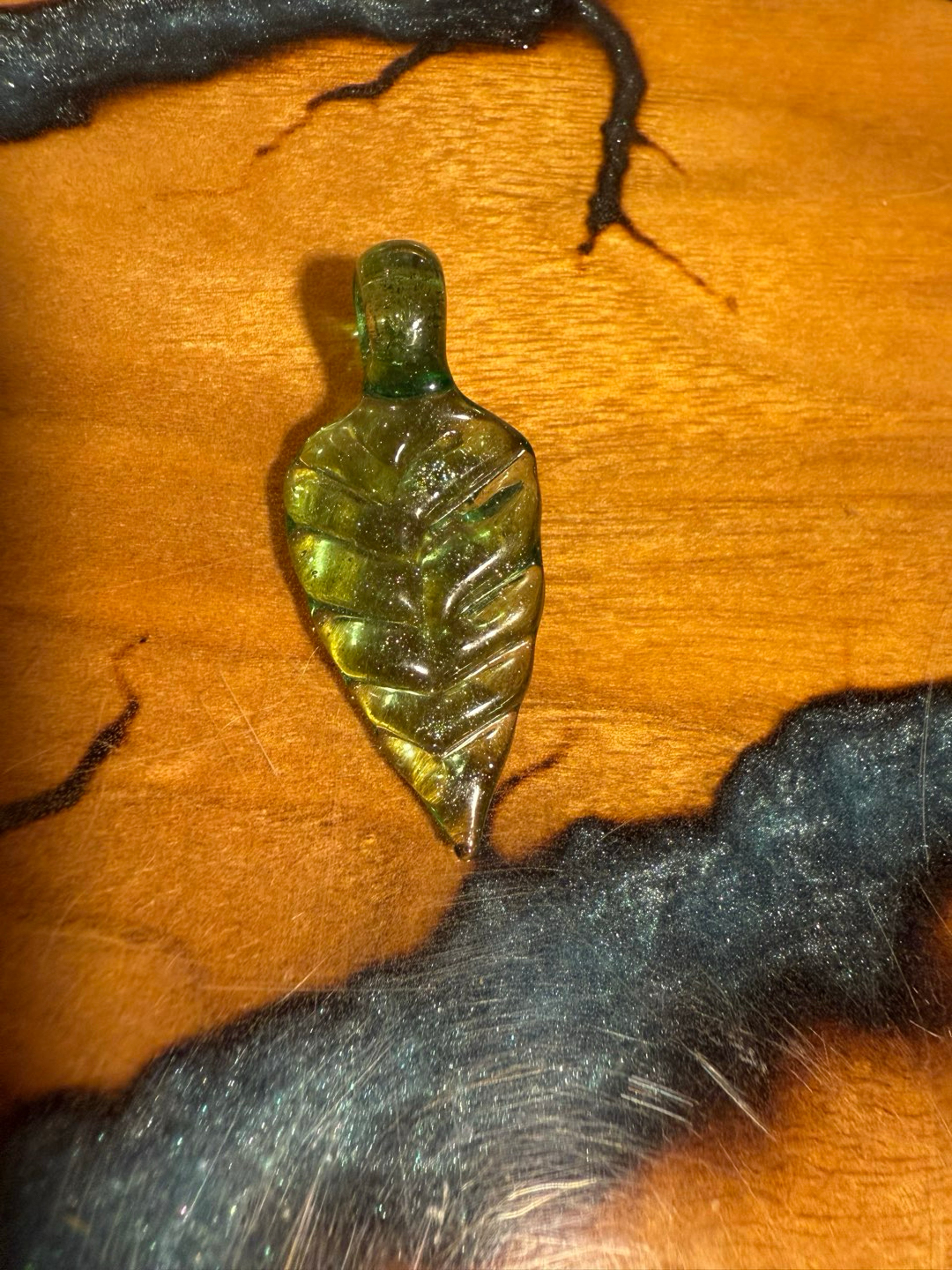 Preview pic of Leaf pendant