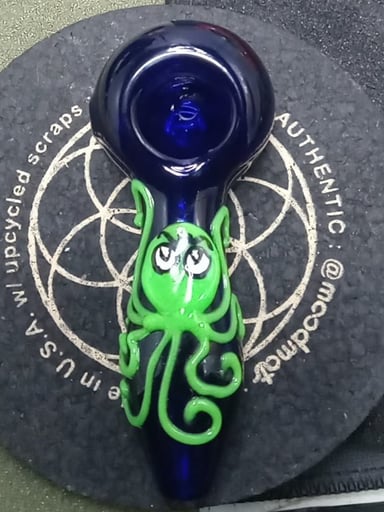 Preview pic of ☆UV Reactive☆,Glow in the dark 🐙,Blue Glass spoon/pipe