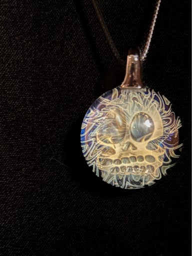 Preview pic of Glass skull pendant