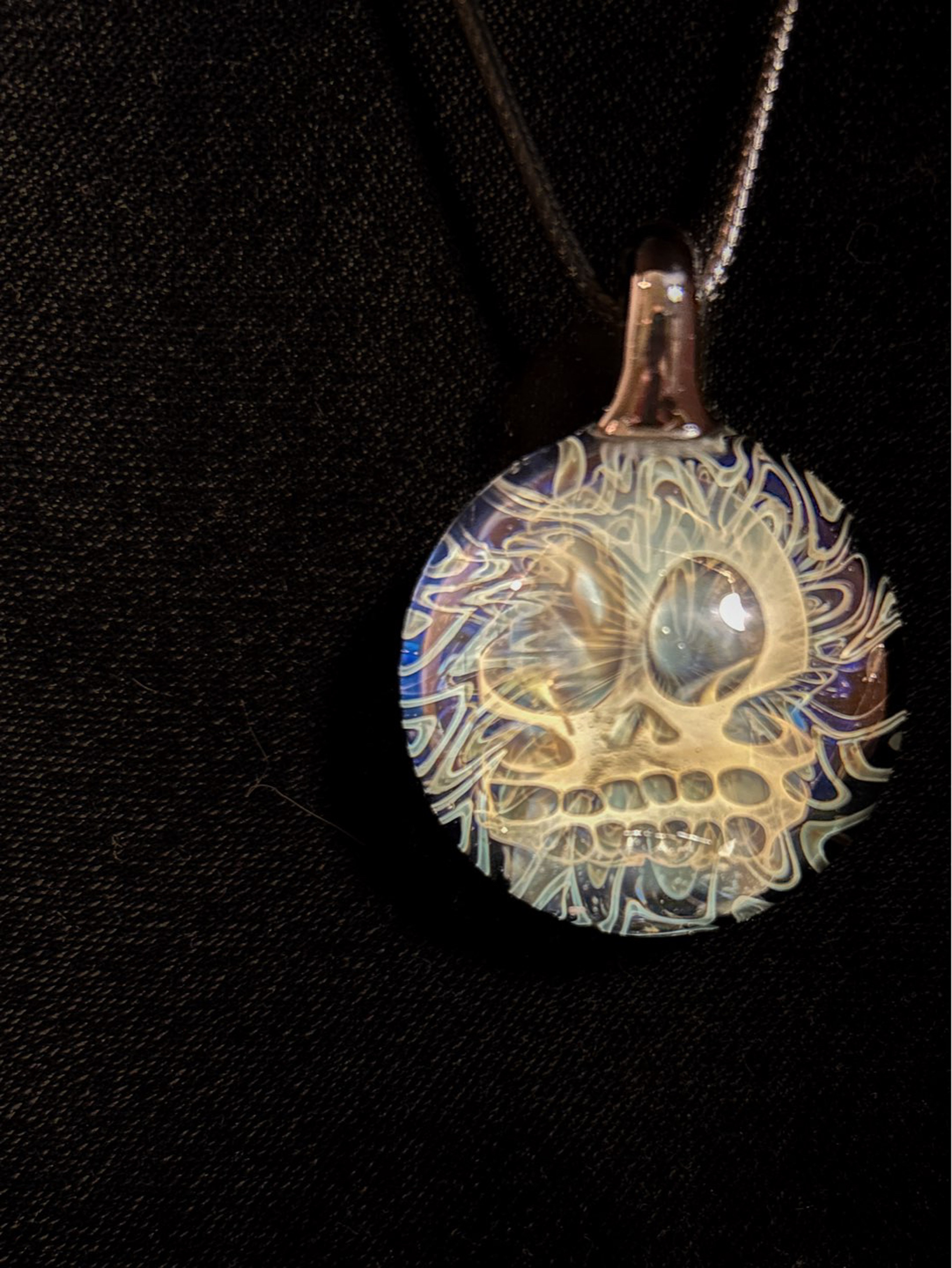 Preview pic of Glass skull pendant