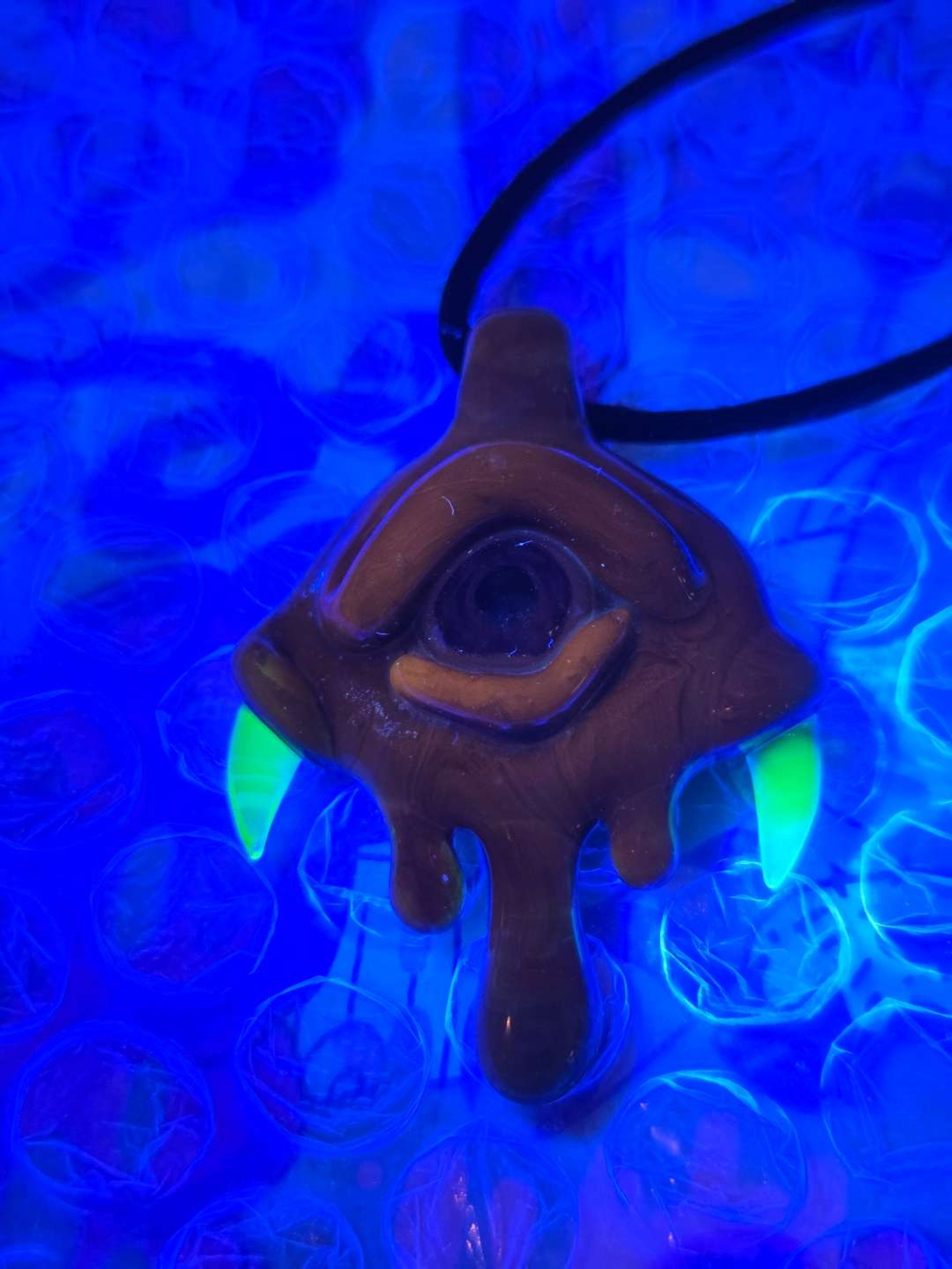 Preview pic of UV Reactive Tripy Eye Pendy by Vincemakesglassart
