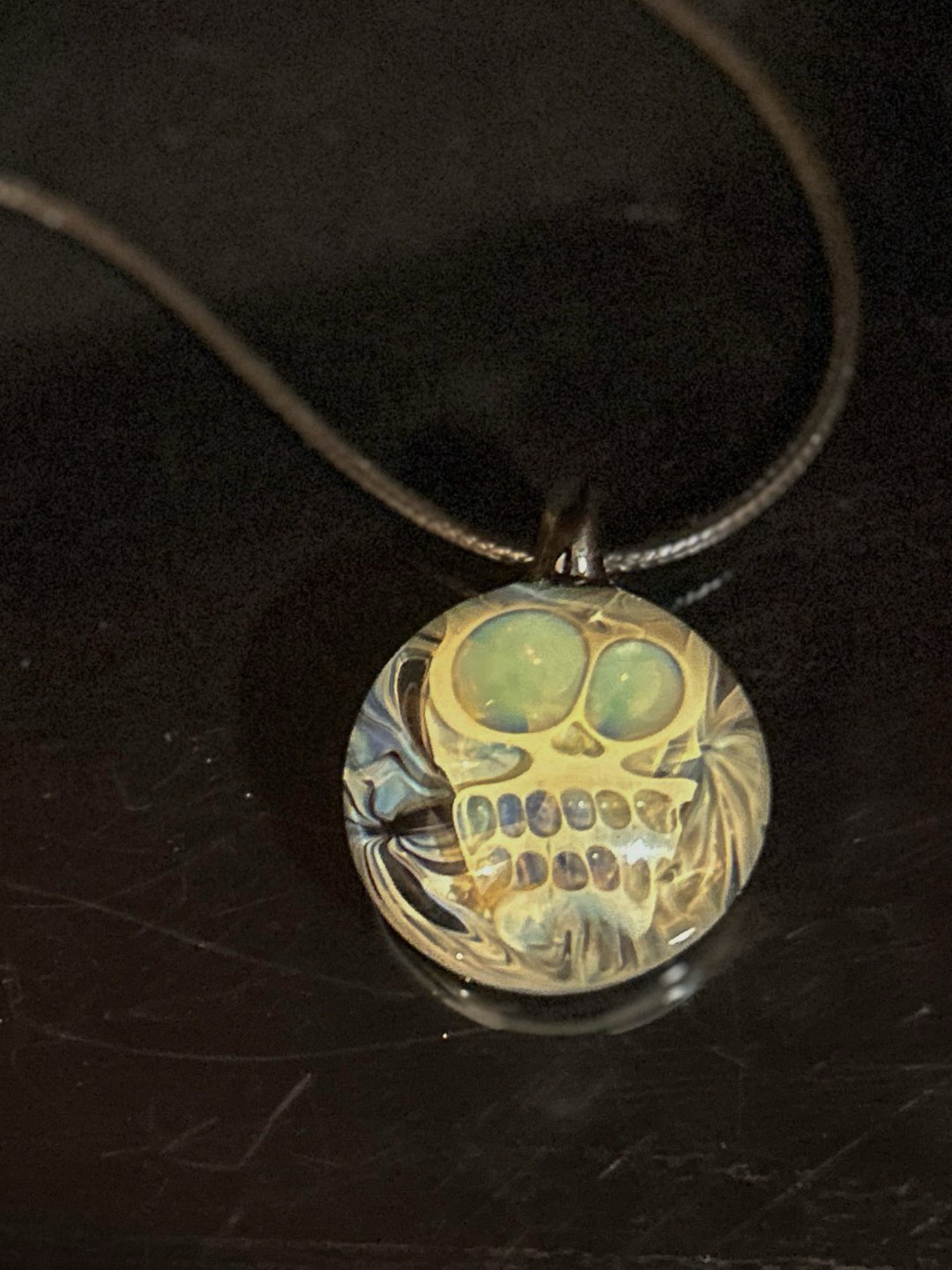 Preview pic of Glass skull pendant
