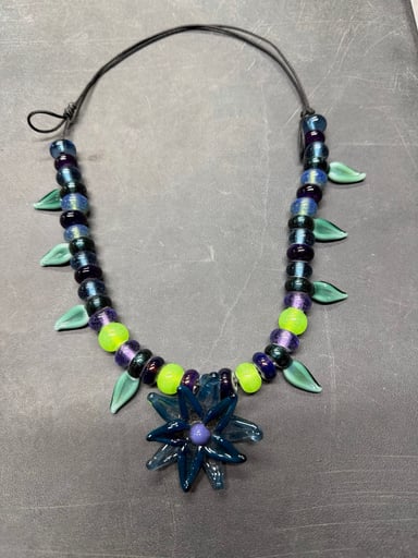 Preview pic of Flower necklace