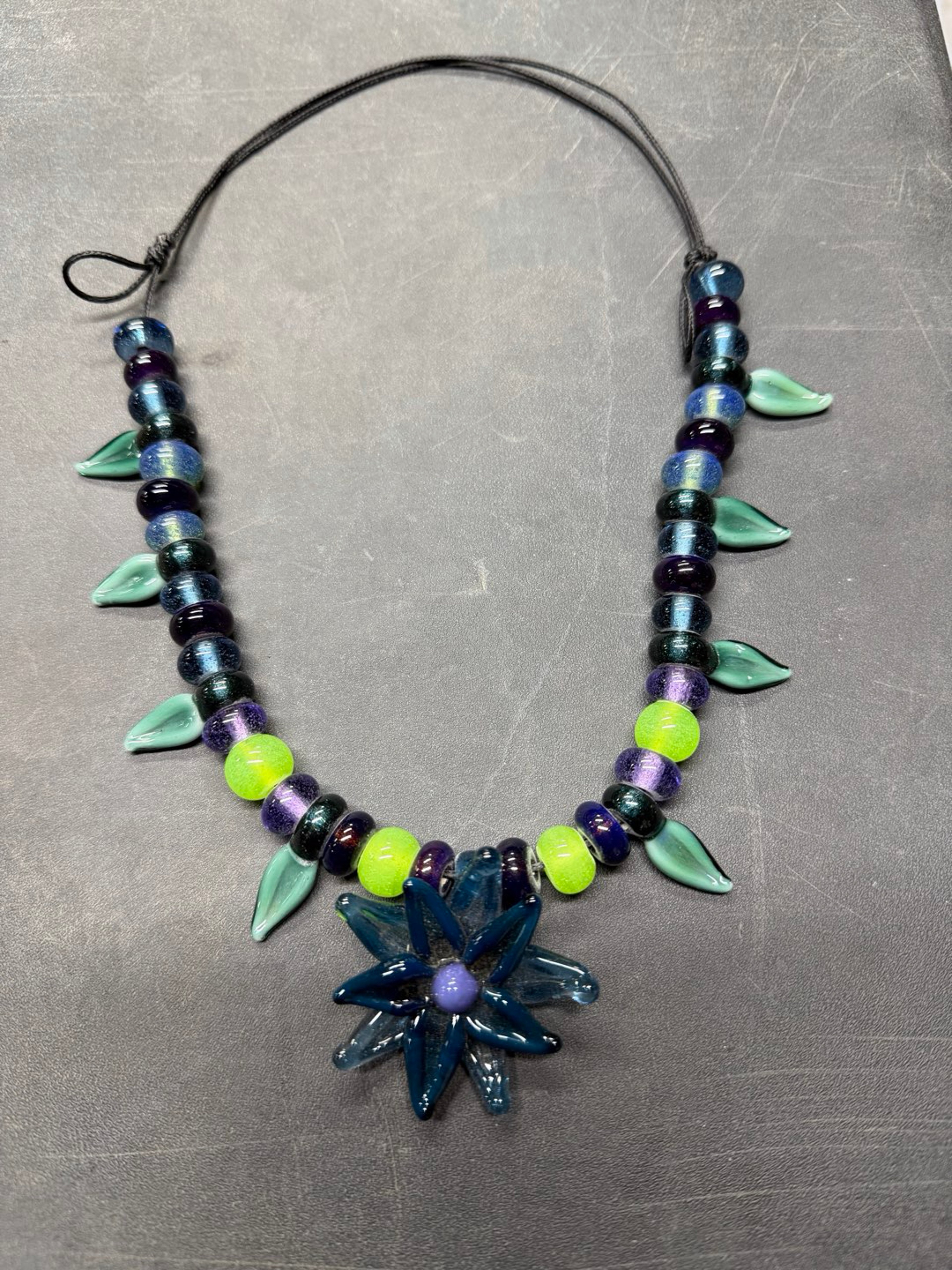 Preview pic of Flower necklace