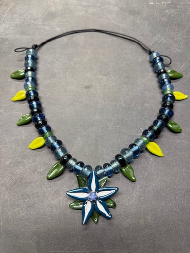 Preview pic of Flower necklace