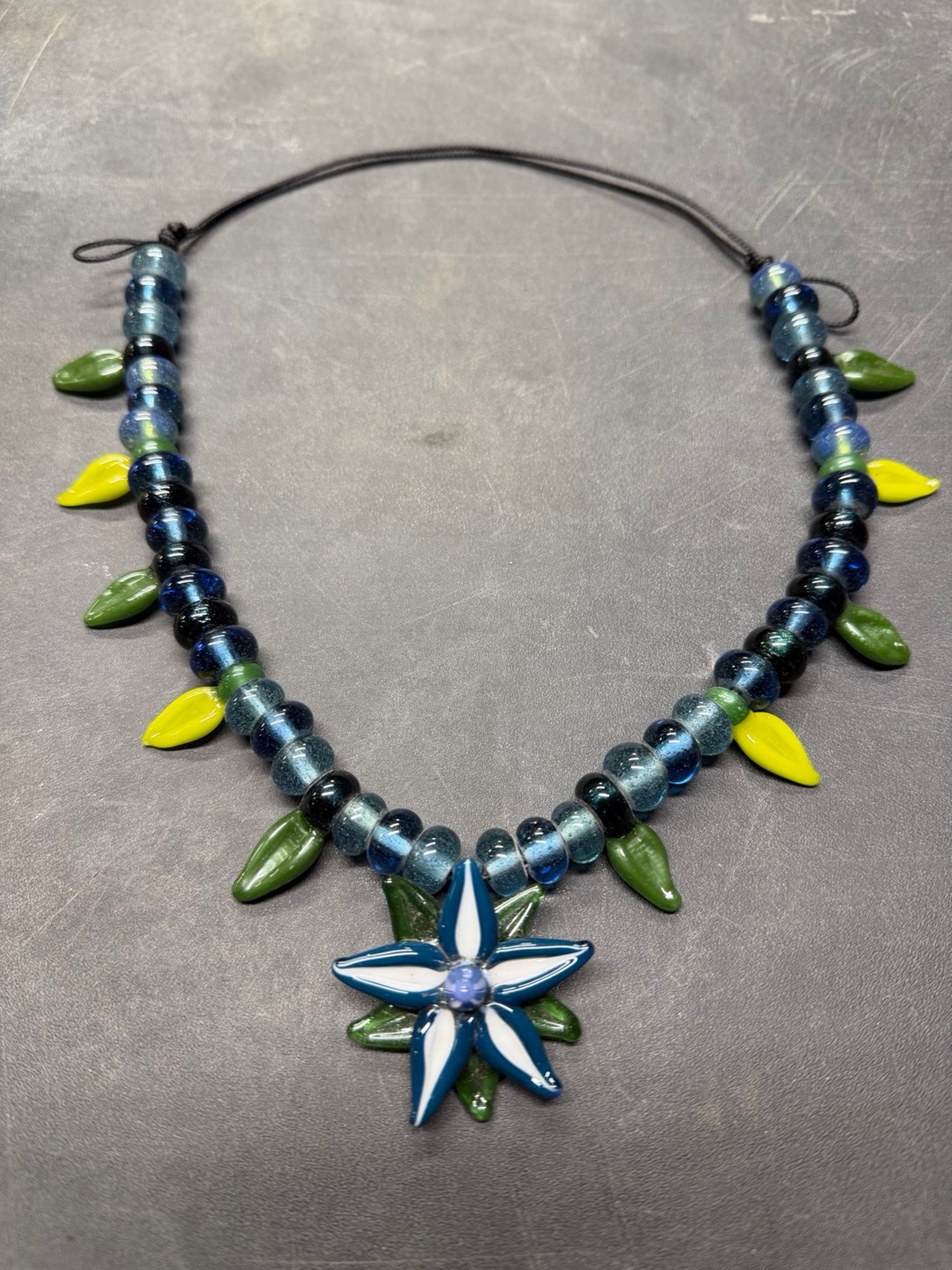 Preview pic of Flower necklace