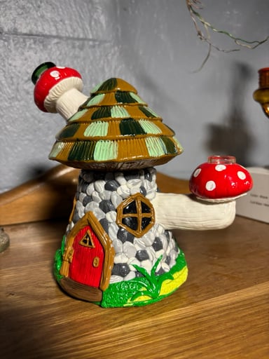 Preview pic of Mushroom Cabin Bong