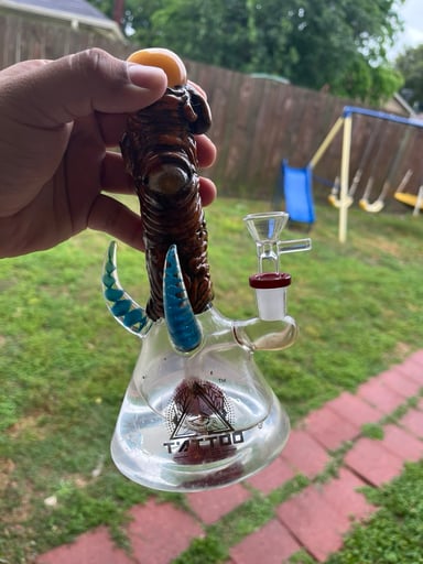 Preview pic of Dragon Eye Bong