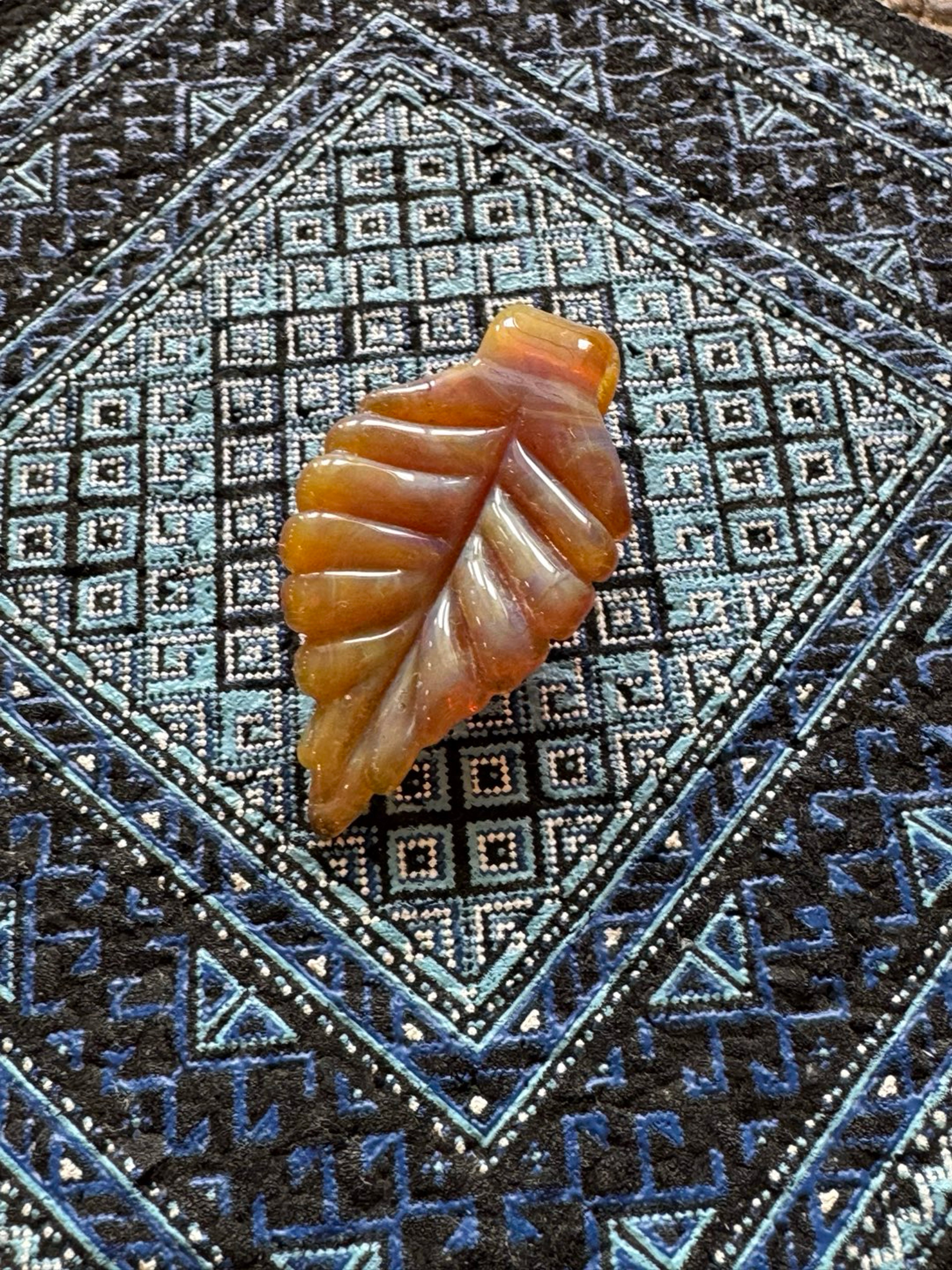 Preview pic of Flume Style Borosilicate Leaf Pendant