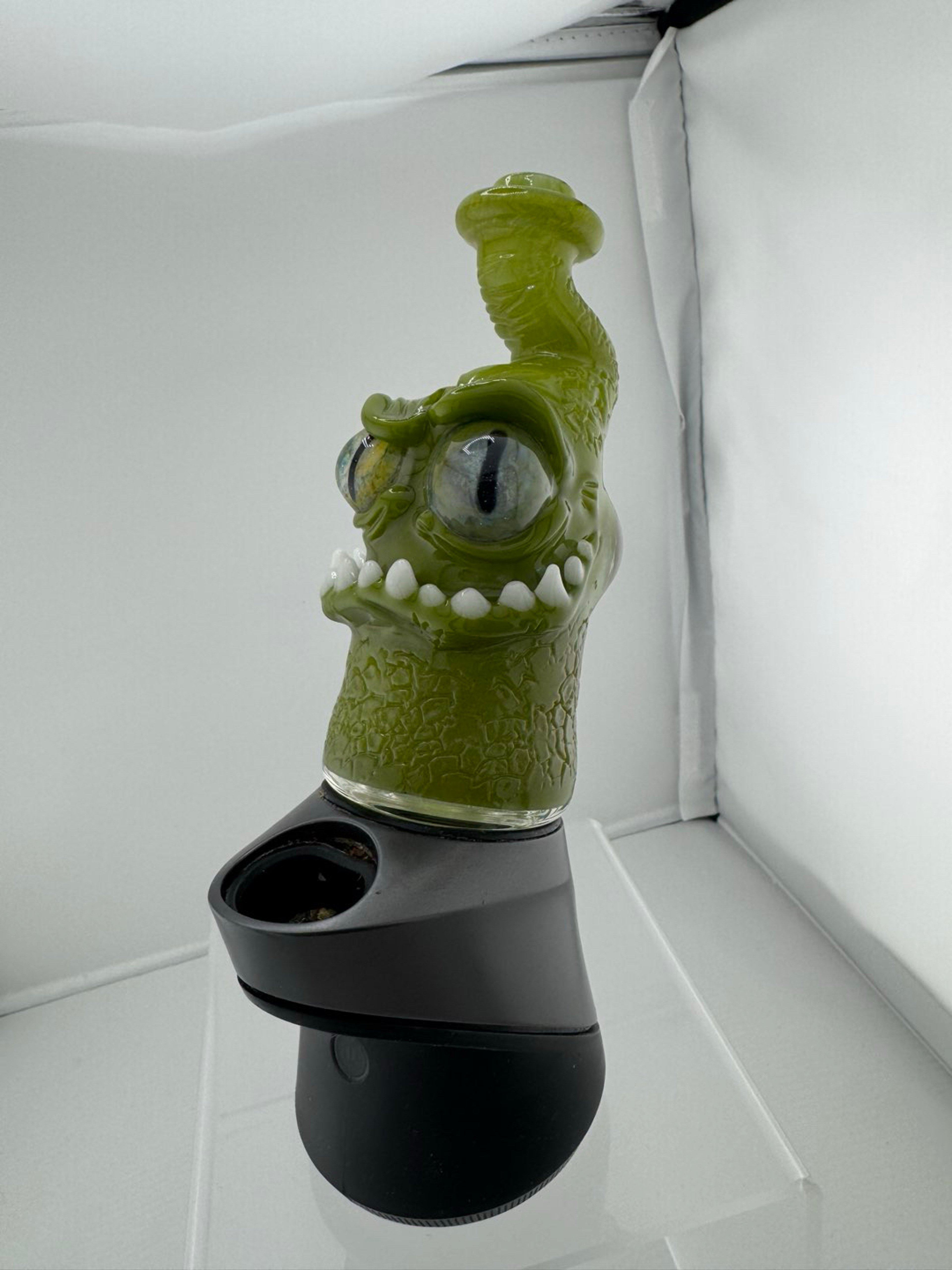 Preview pic of Space Glass green alien puffco peak top
