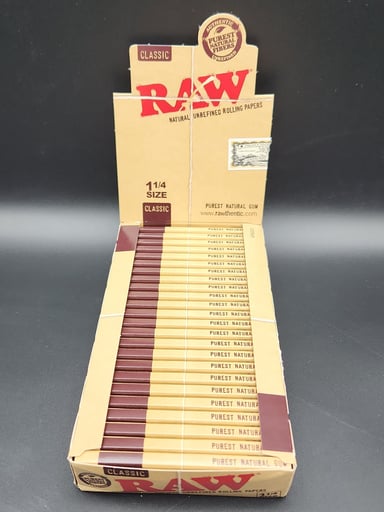 Preview pic of RAW CLASSIC ROLLING PAPERS - 1 1/4 BOX