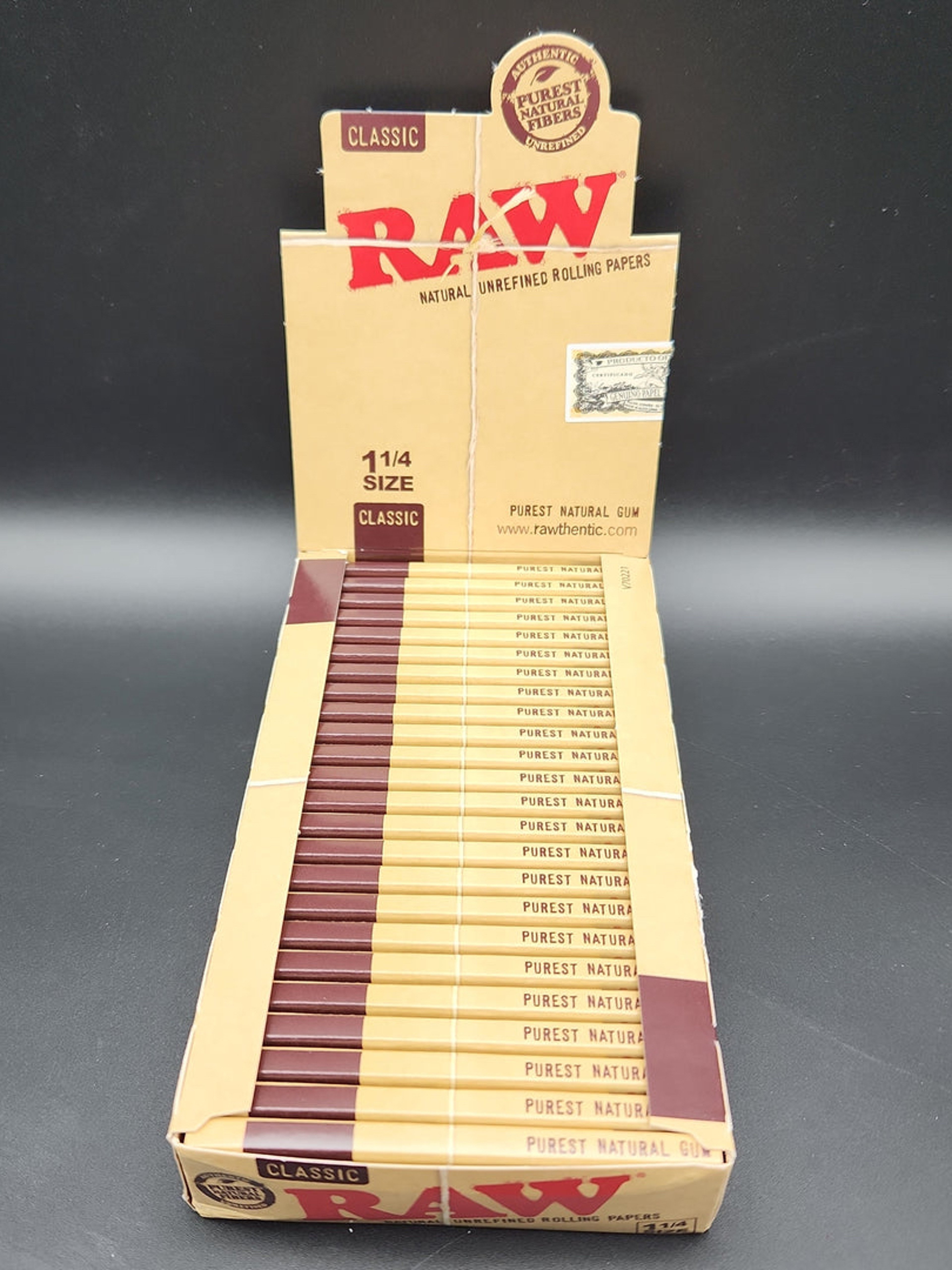 RAW CLASSIC ROLLING PAPERS - 1 1/4 BOX image 0
