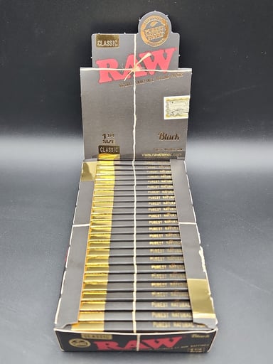 Preview pic of RAW CLASSIC BLACK ROLLING PAPERS - 1 1/4 BOX