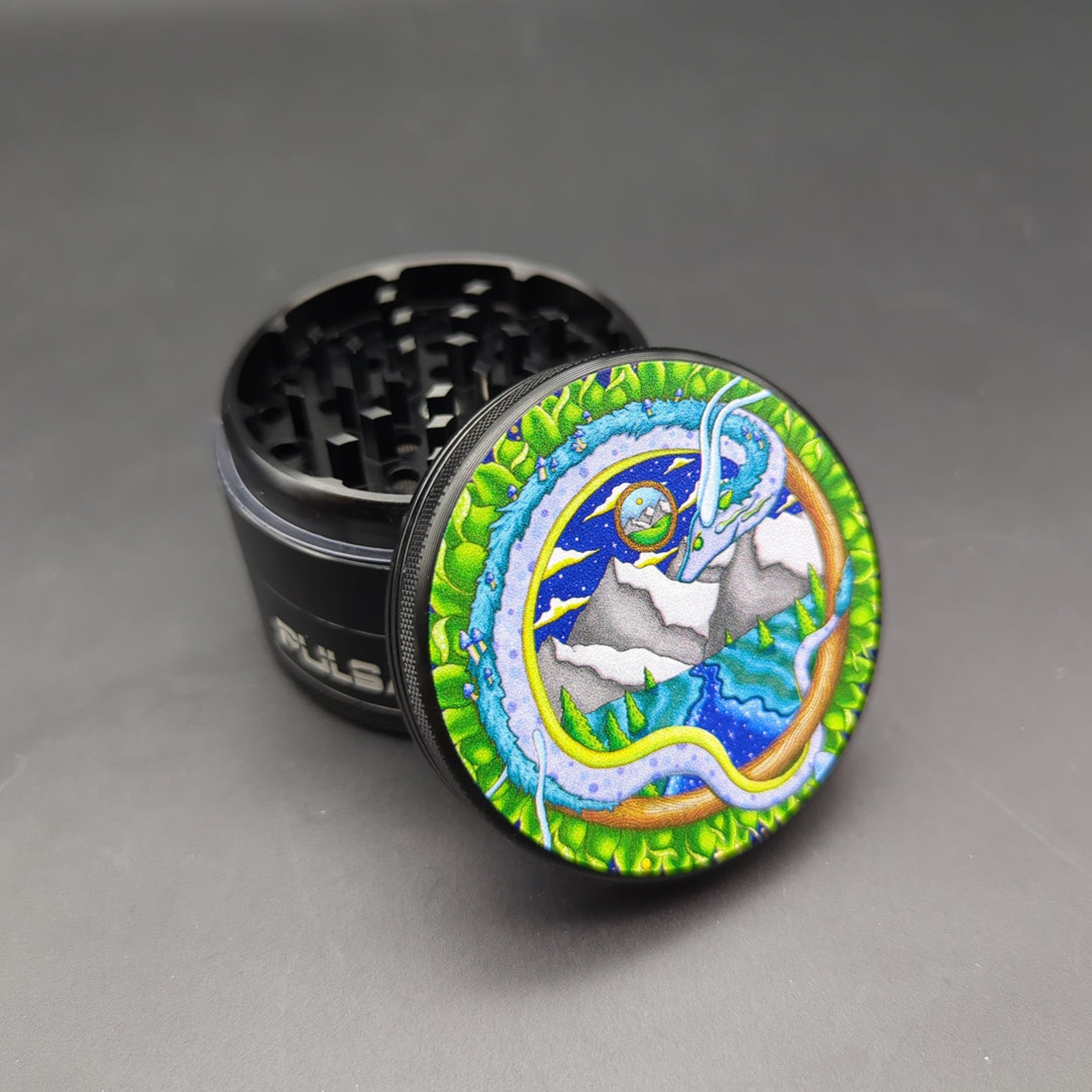 PULSAR ARTIST SERIES METAL GRINDER | REMEMBERING DRAGON | 4PC | 2.5" image 0
