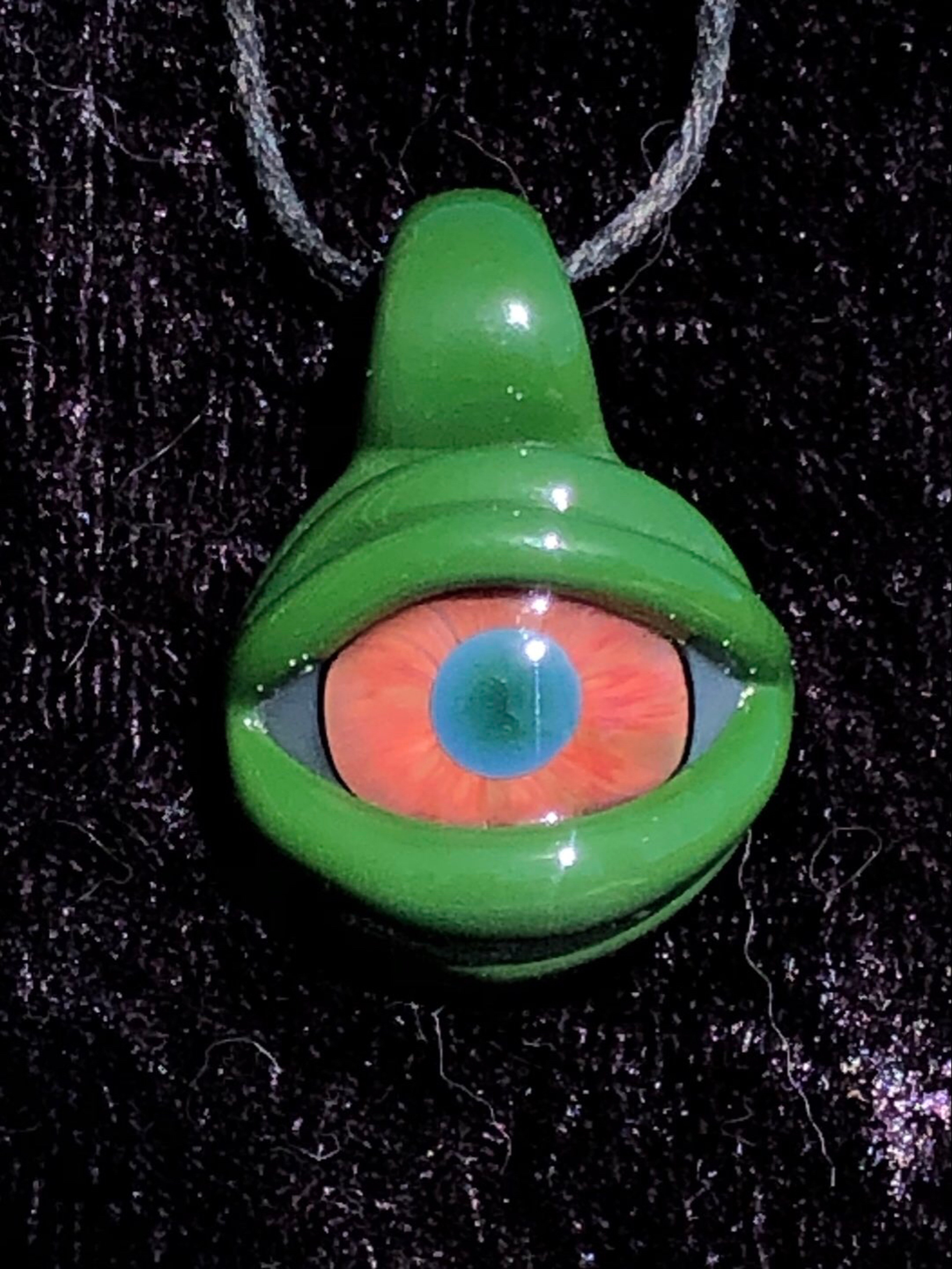 Eye pendant image 0