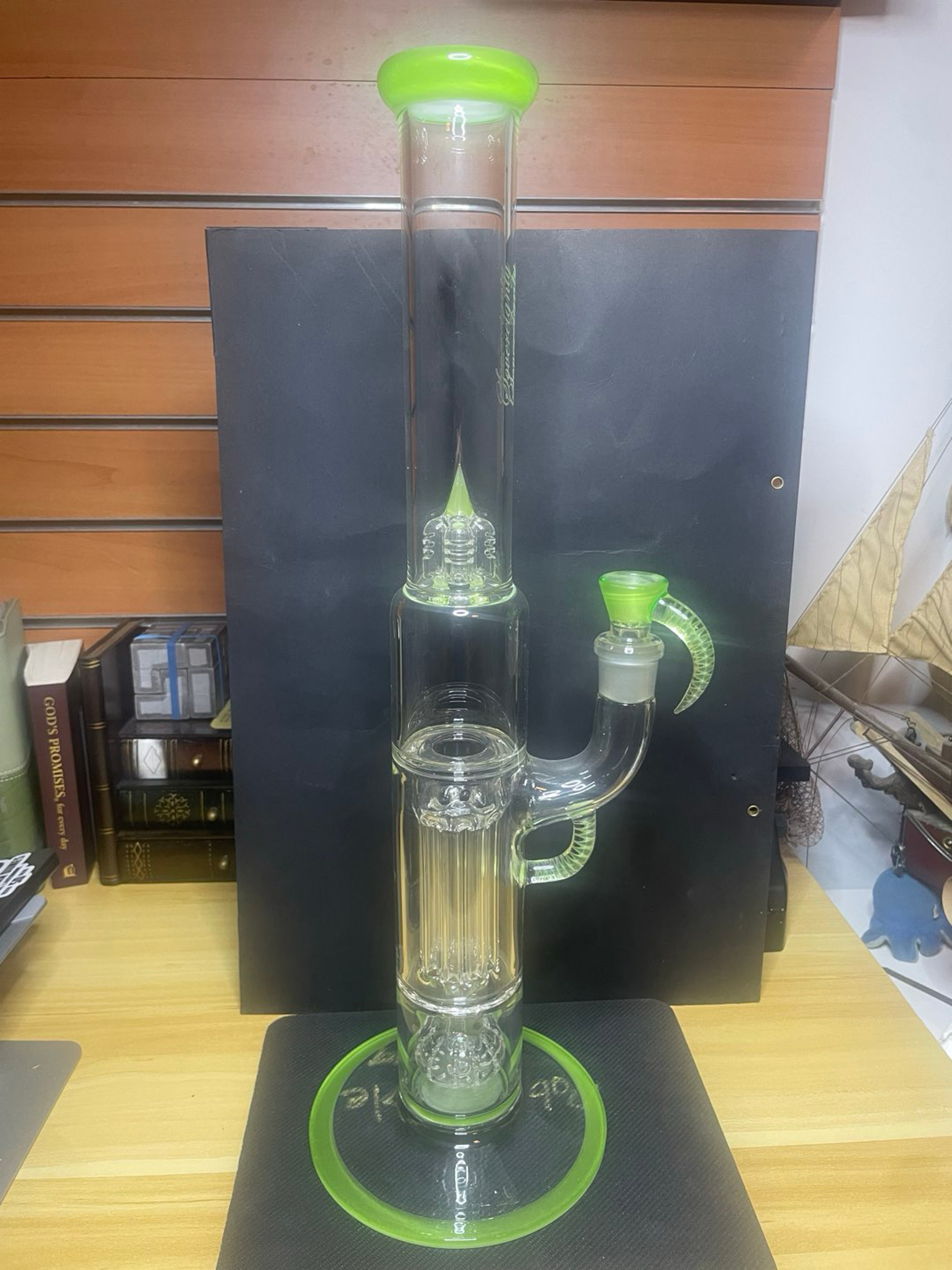 Preview pic of Sovereignty Lime White Satin Pillar