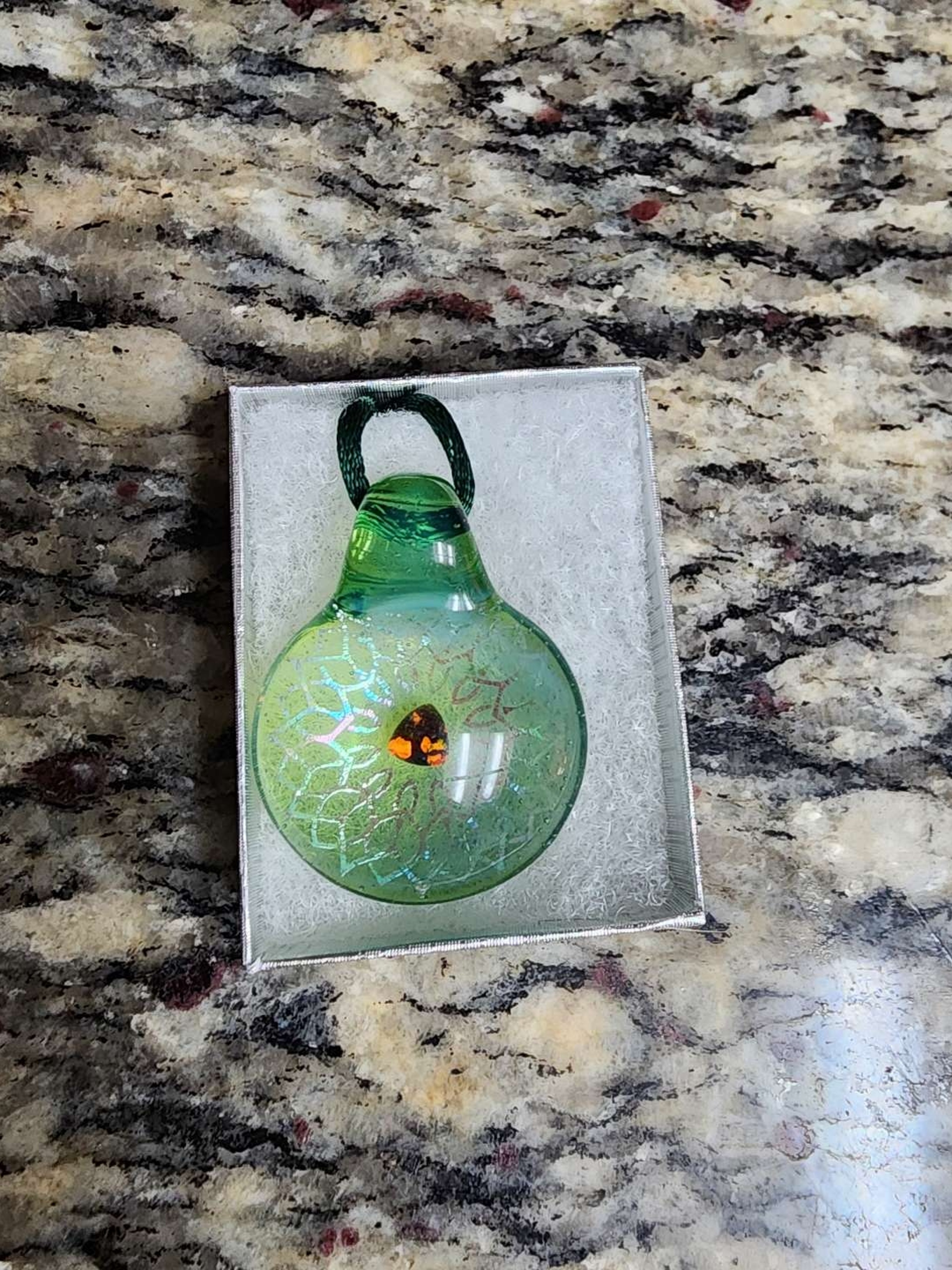 Preview pic of Subtl uv reactive pendant