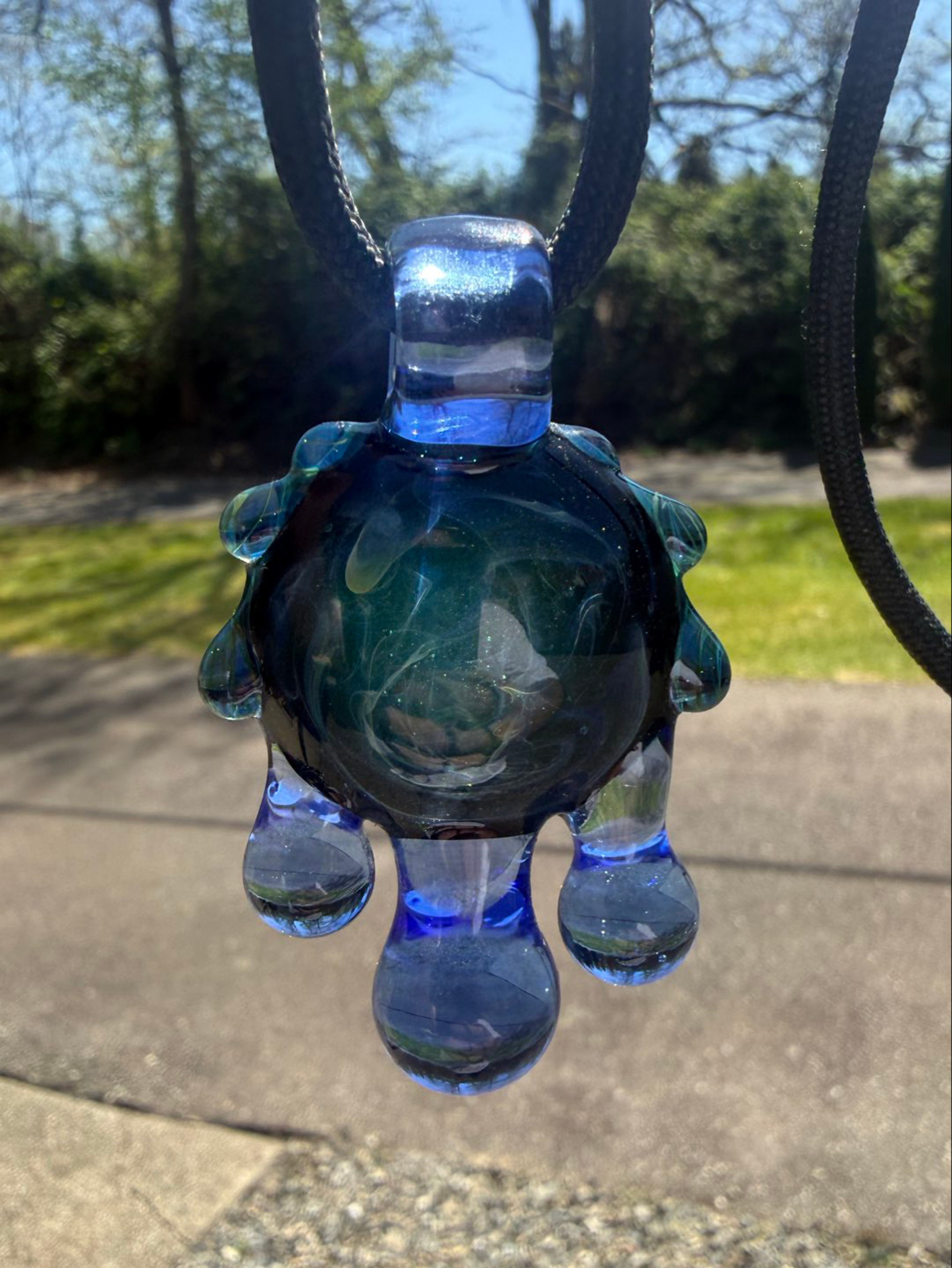 Preview pic of Airok Glass blue drip pendant