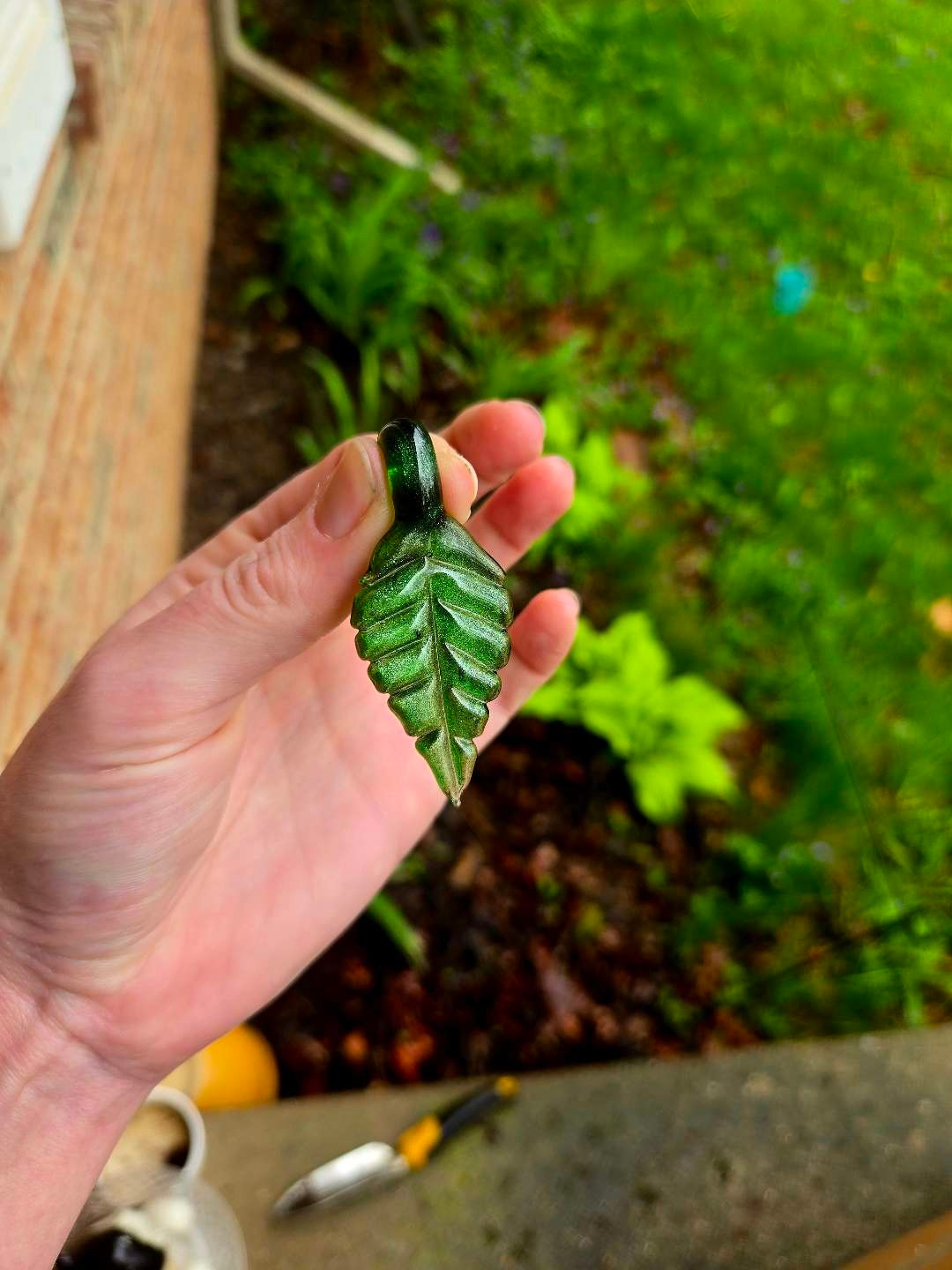 Preview pic of Sparkly Leaf Pendant
