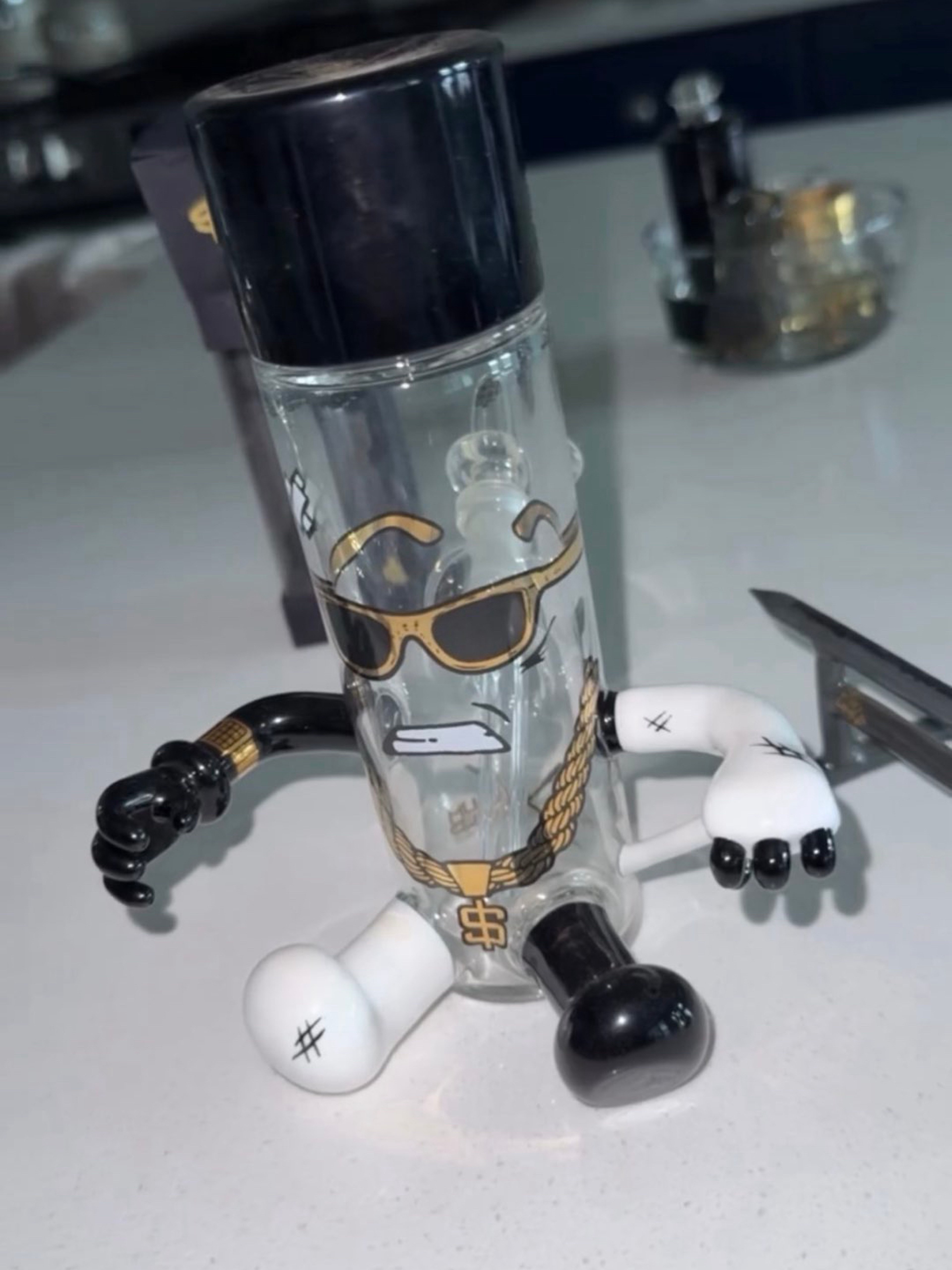 Preview pic of Slumgold x Skimask spray can skater rig