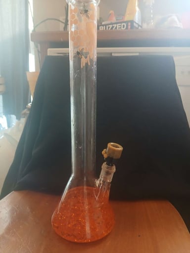 Preview pic of 18in bee Honeycomb beaker with removable cleaning beads and matching Honeycomb bowl piece