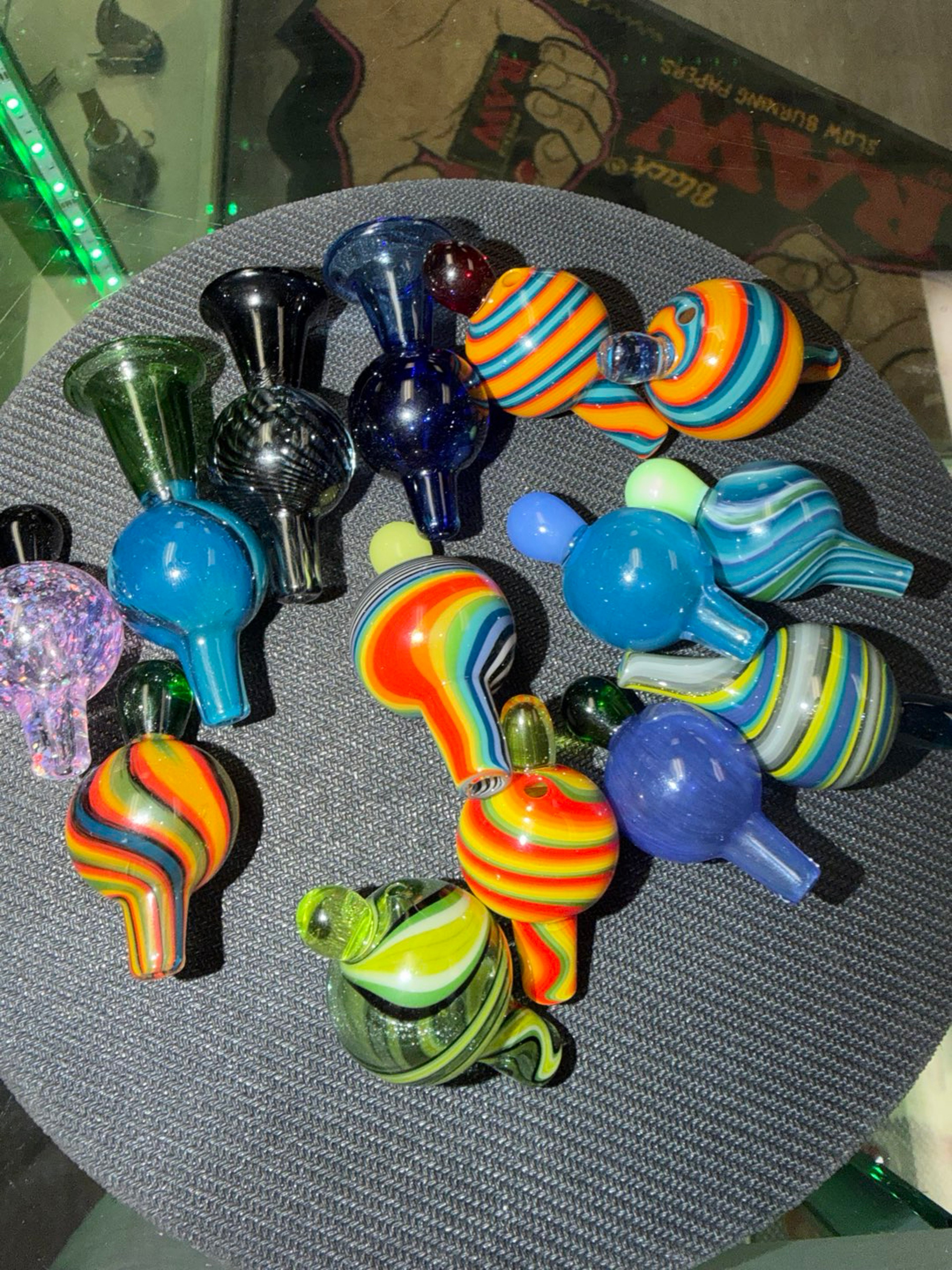 MIXED ARTIST BUBBLE CAPS image 0