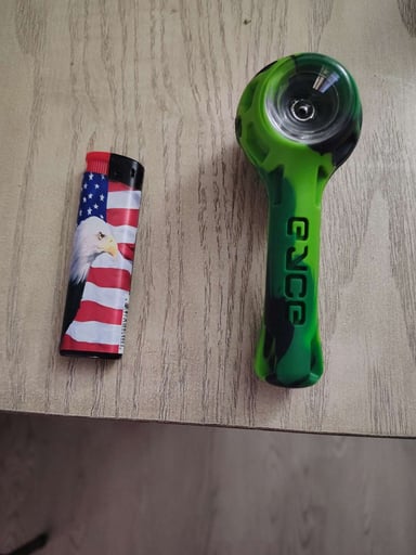 Preview pic of Camo pipe with American flag lighter