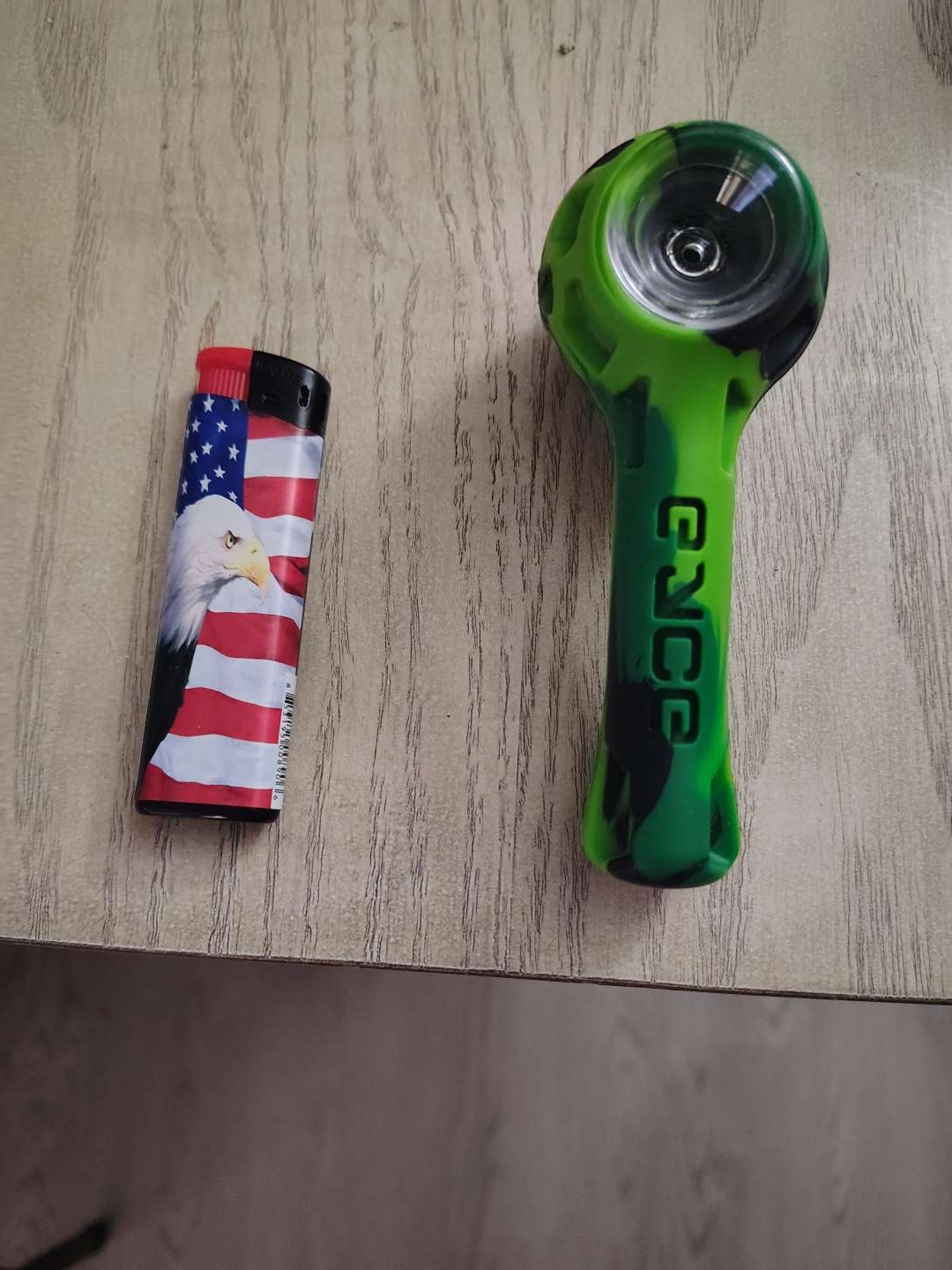 Preview pic of Camo pipe with American flag lighter