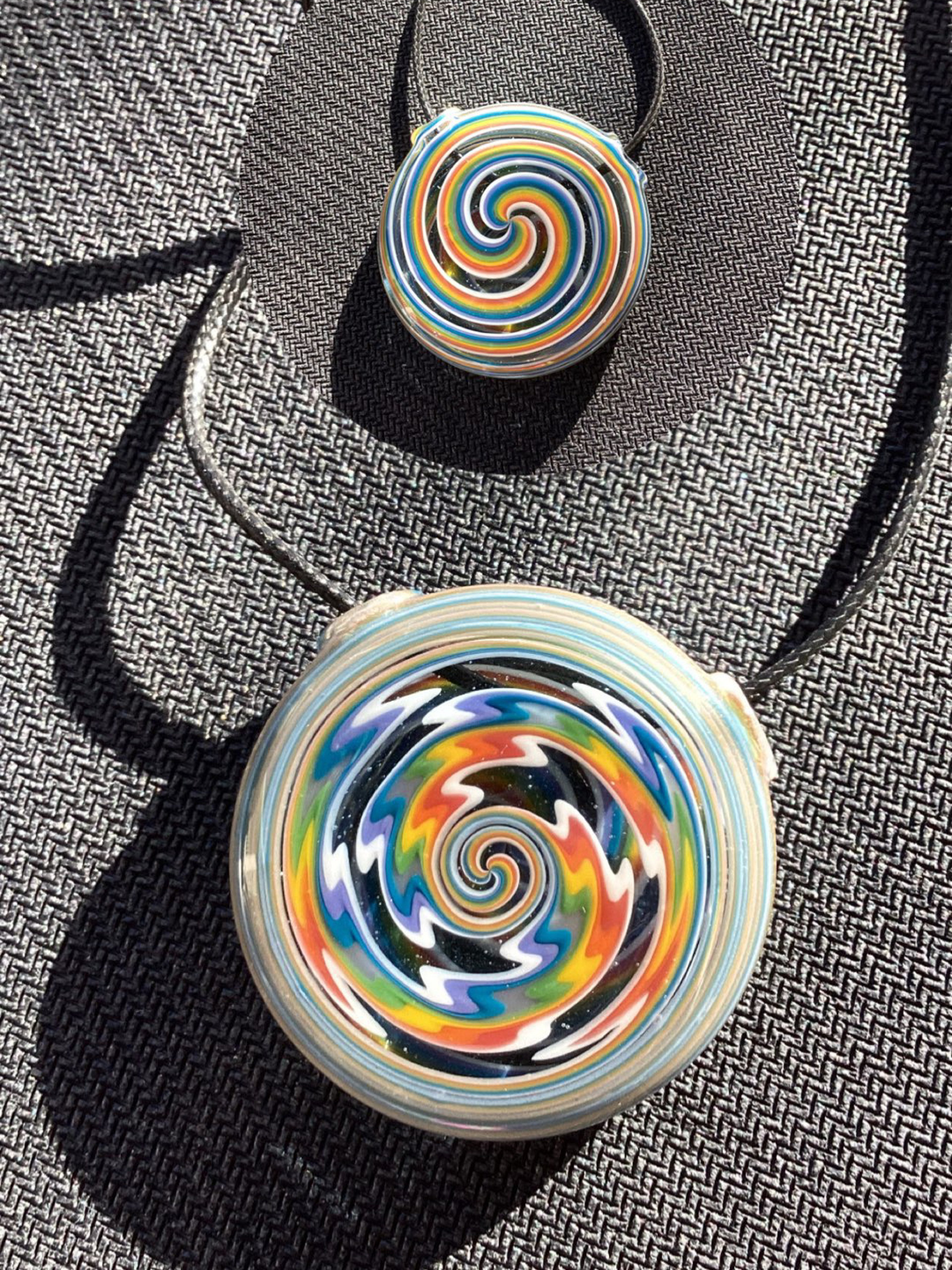Preview pic of 2013/15 Hp love wig wag double sided lined rainbow pendant