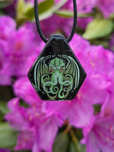 Preview pic of Cthulhu Layered Glow Pendant