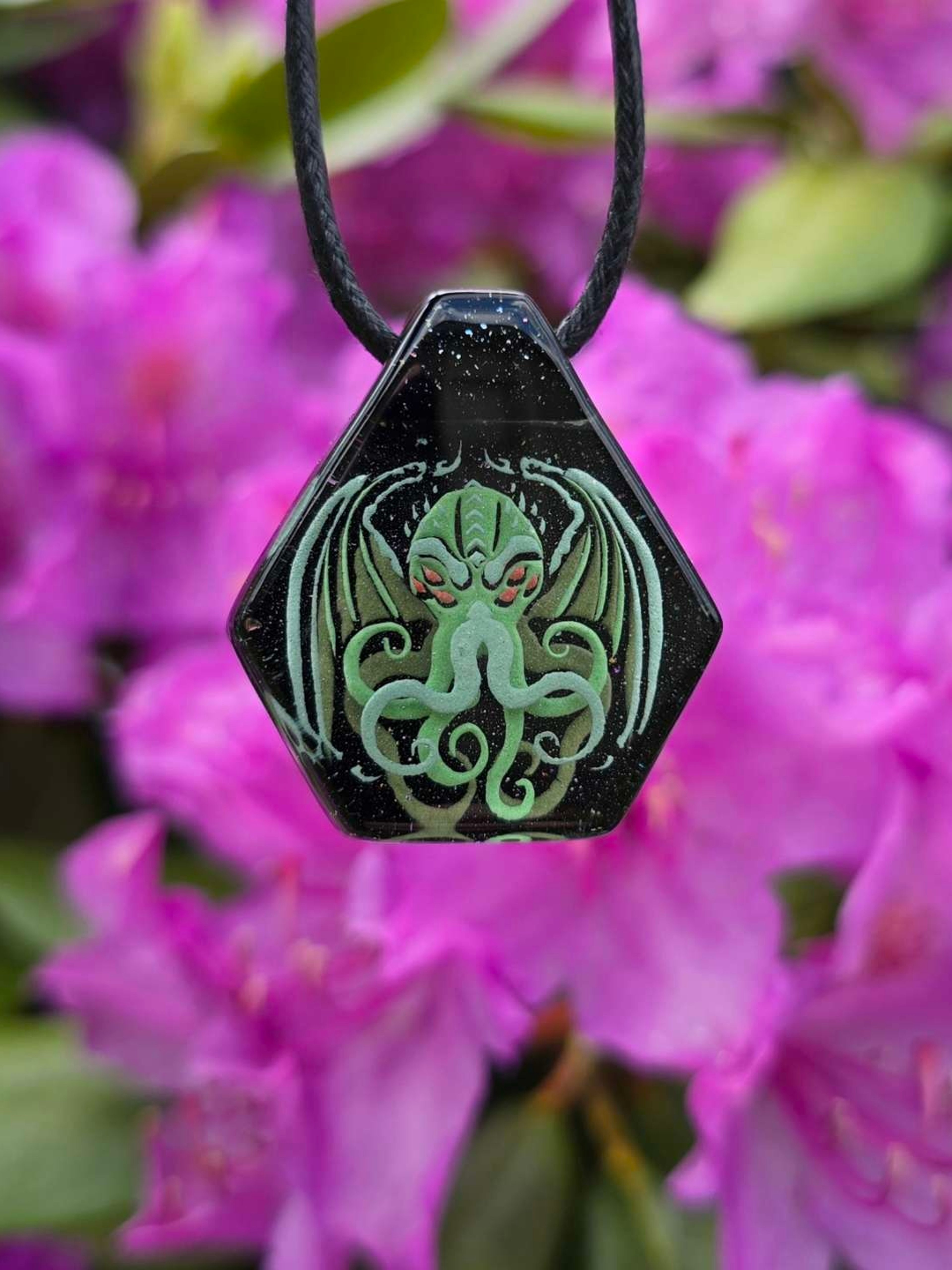 Preview pic of Cthulhu Layered Glow Pendant