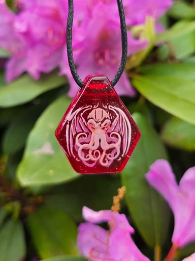 Preview pic of Cthulhu Layered Glow Pendant