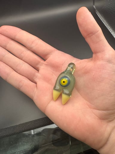 Preview pic of Elbo Glass Claw Pendant