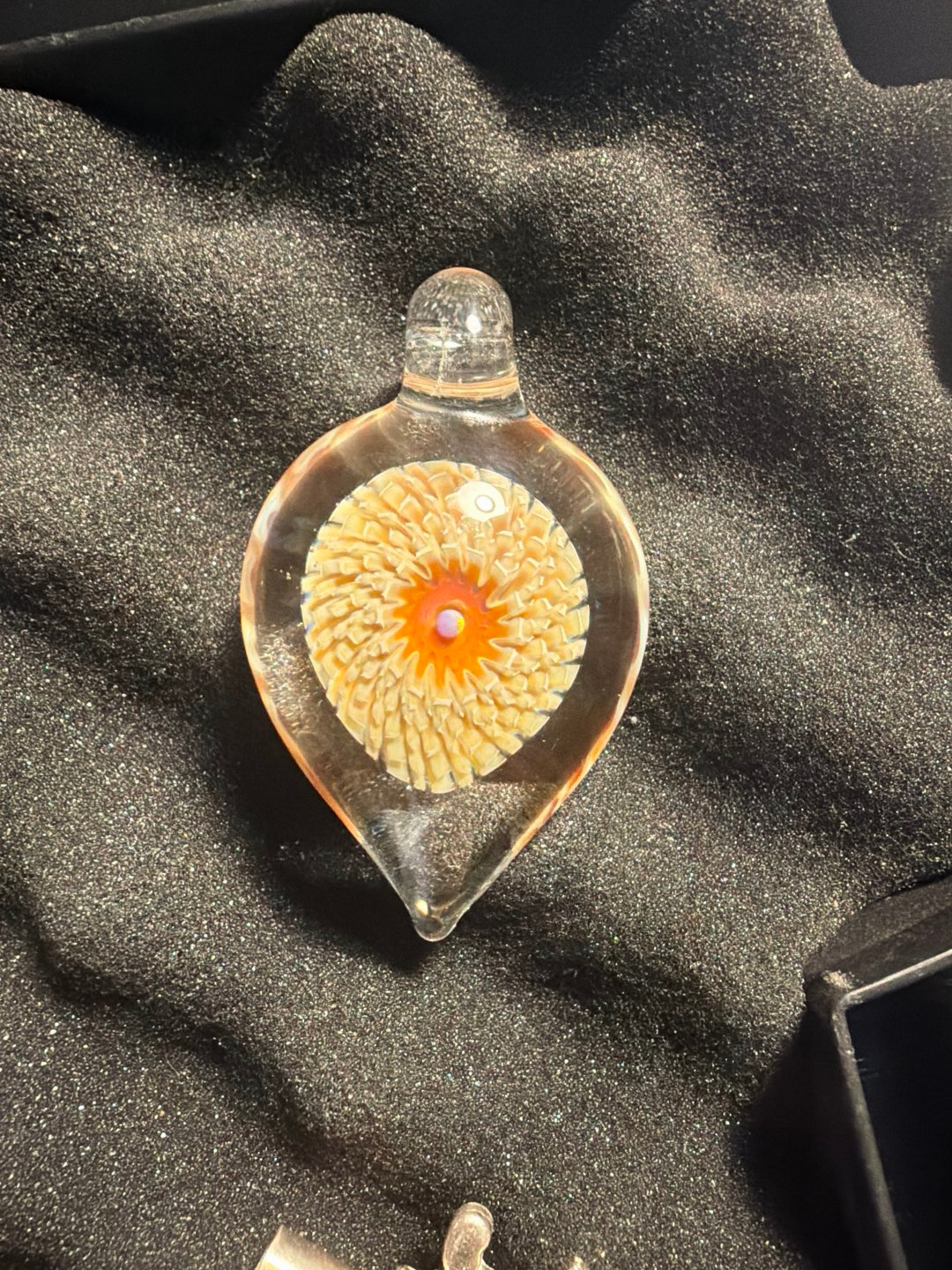 Yunk pendant image 0